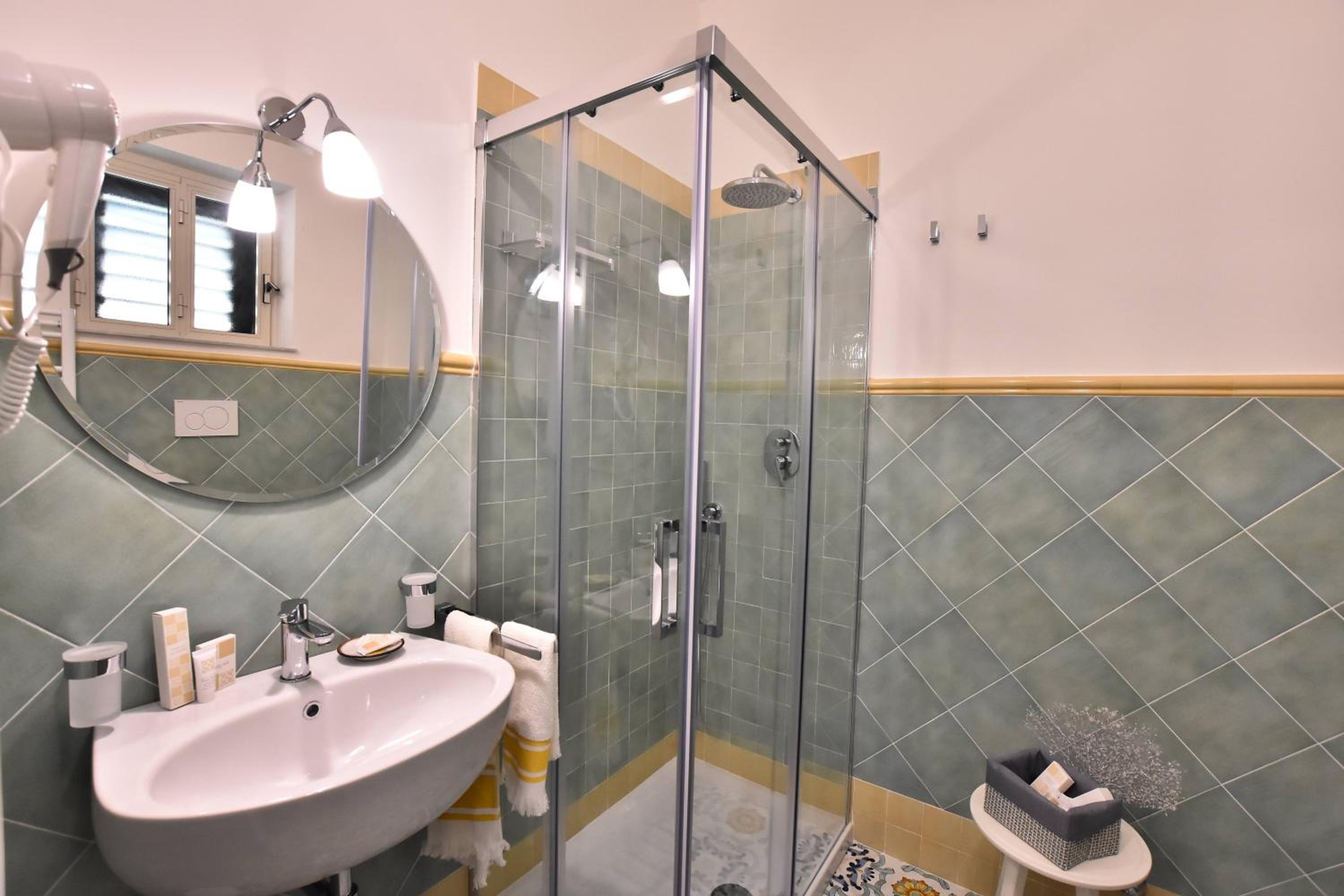 Double or Twin Room with Private Bathroom photo 2