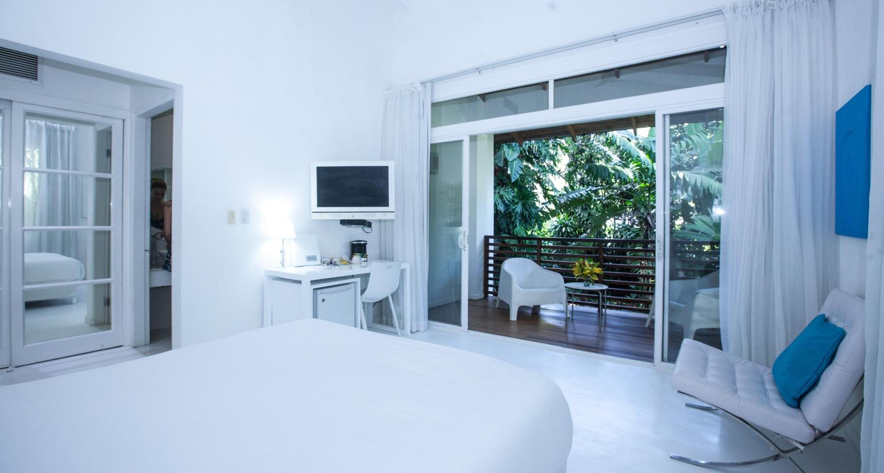 Deluxe Room King Bed - Photo 4