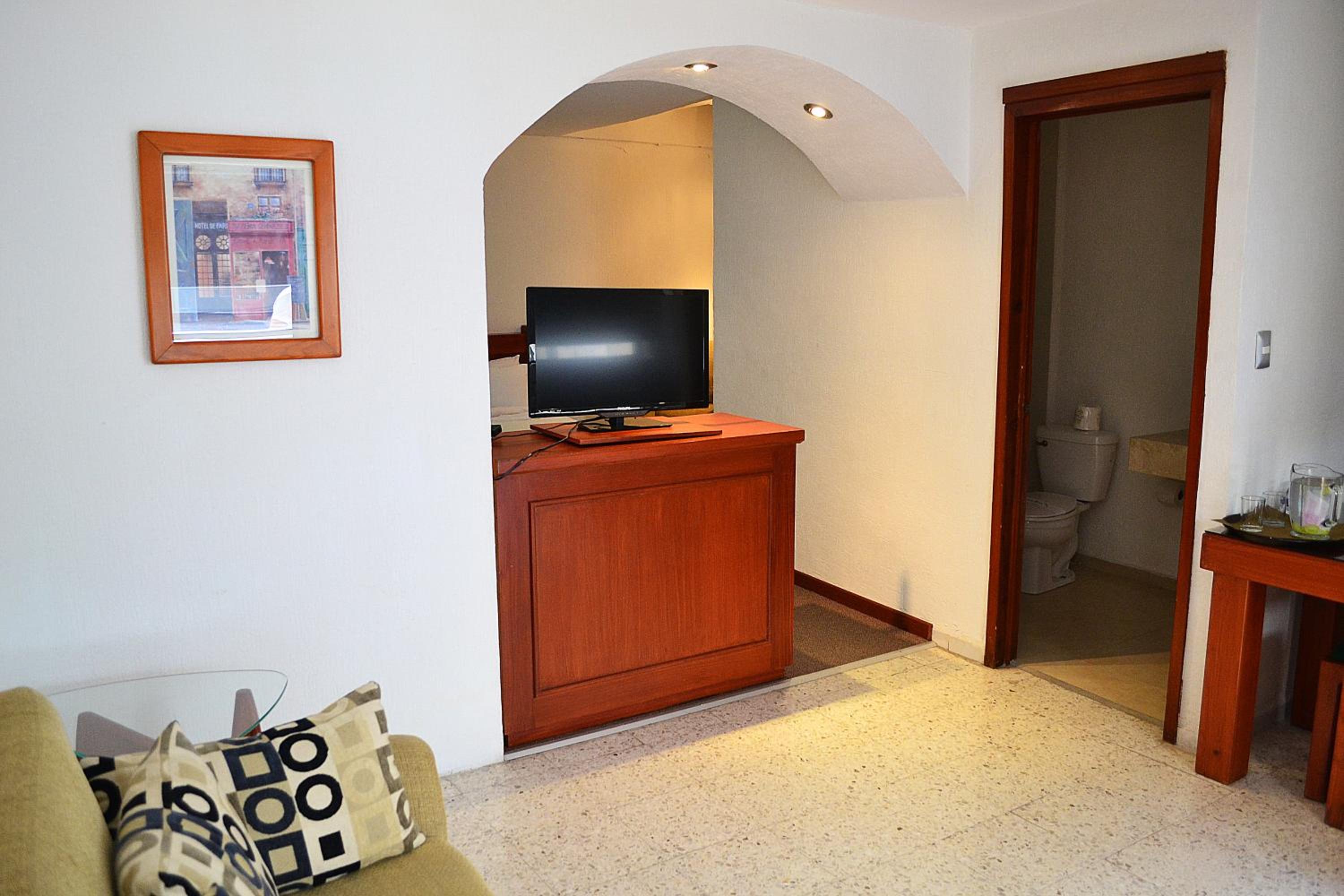 Executive Suite - Photo 8