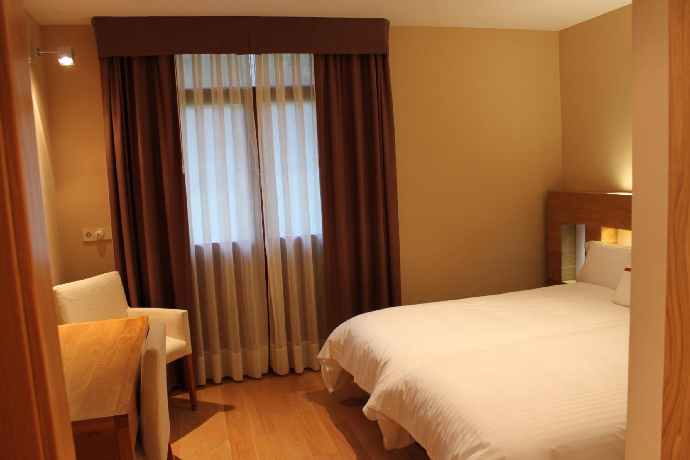 Double or Twin Room - Photo 2