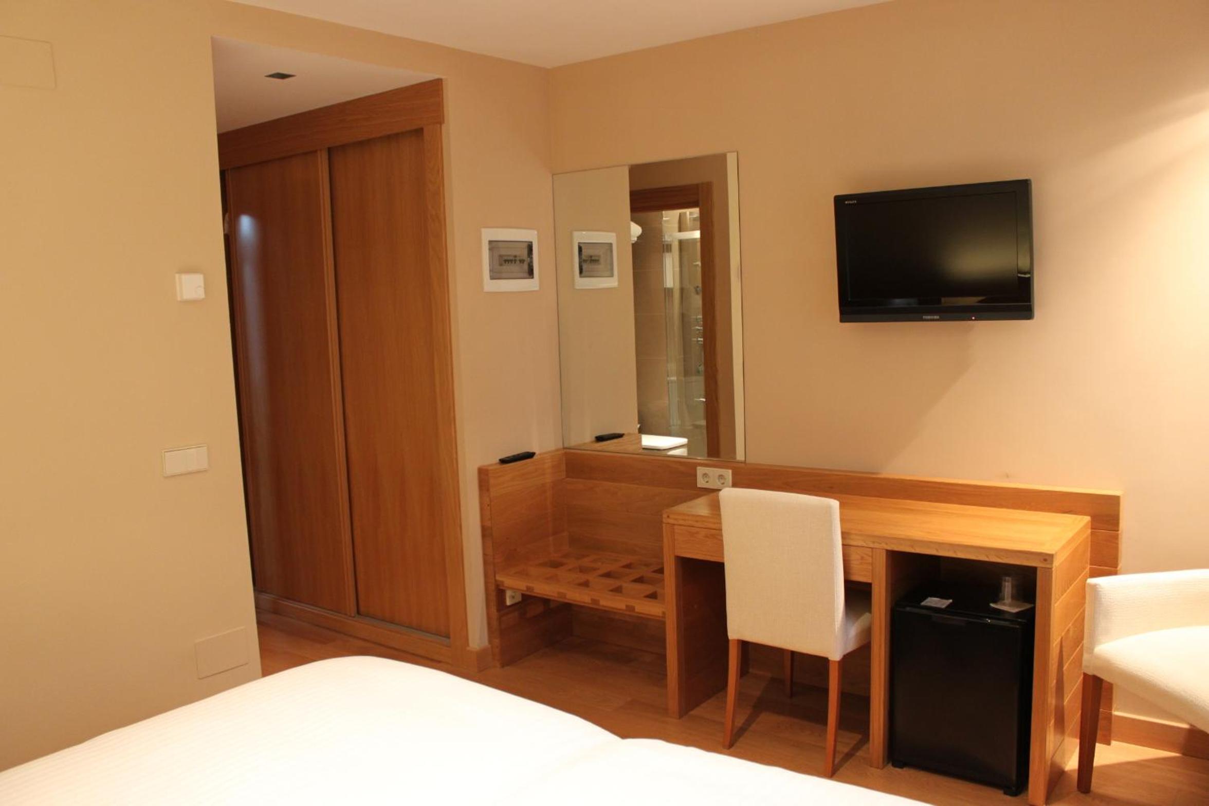 Double or Twin Room - Photo 8