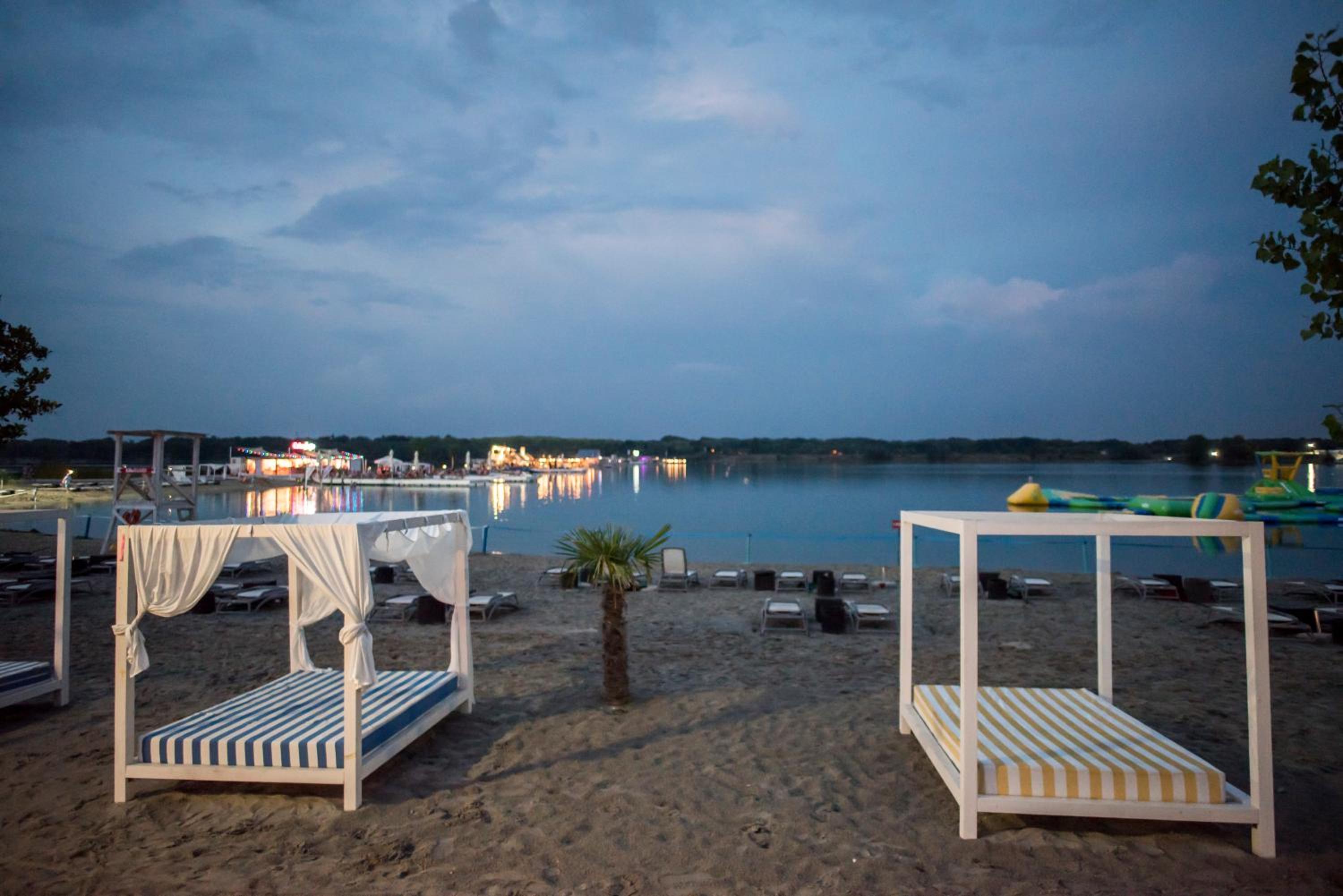 Double Room with Lake View - Photo 4