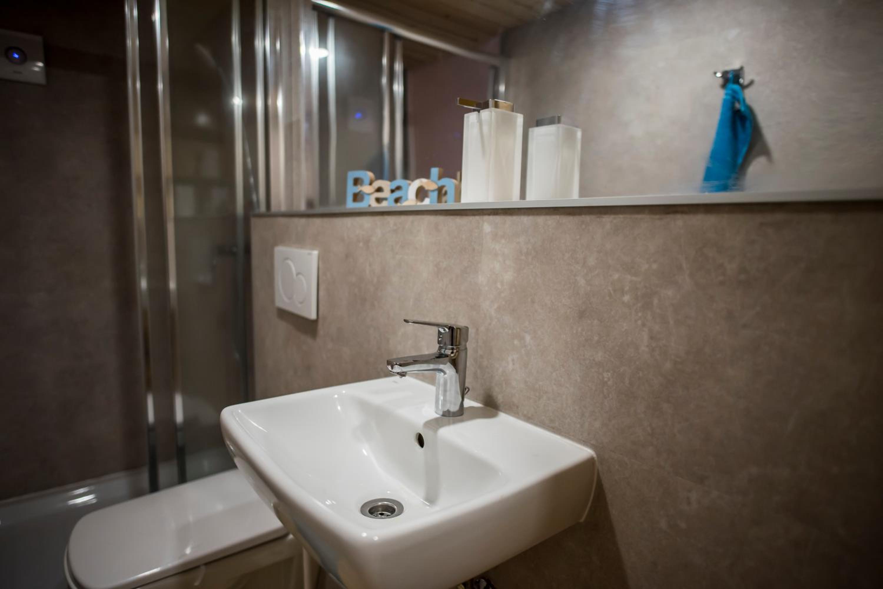 Double Room with Lake View - Photo 3