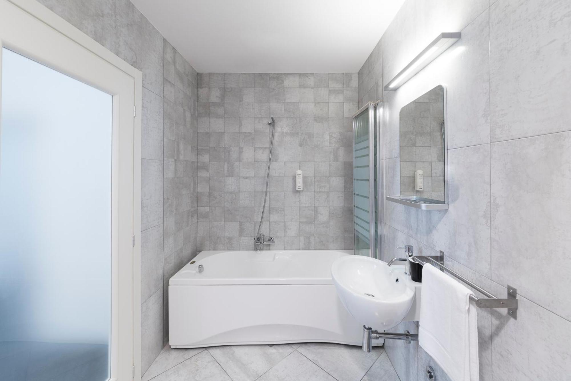 Superior Suite - Photo 6