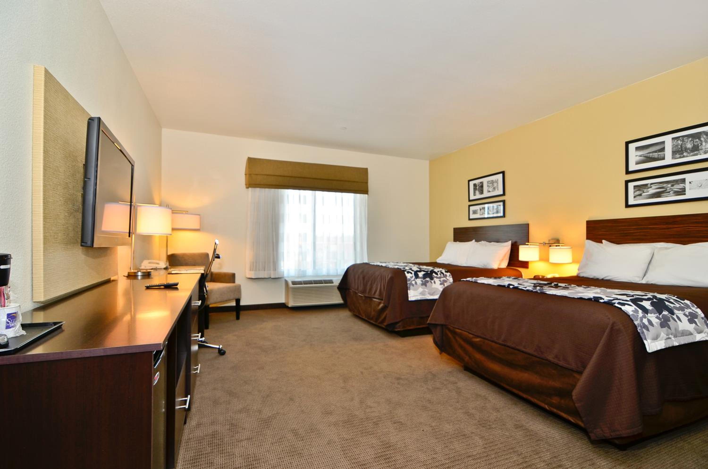 Queen Room with Two Queen Beds - Non-Smoking - Photo 2