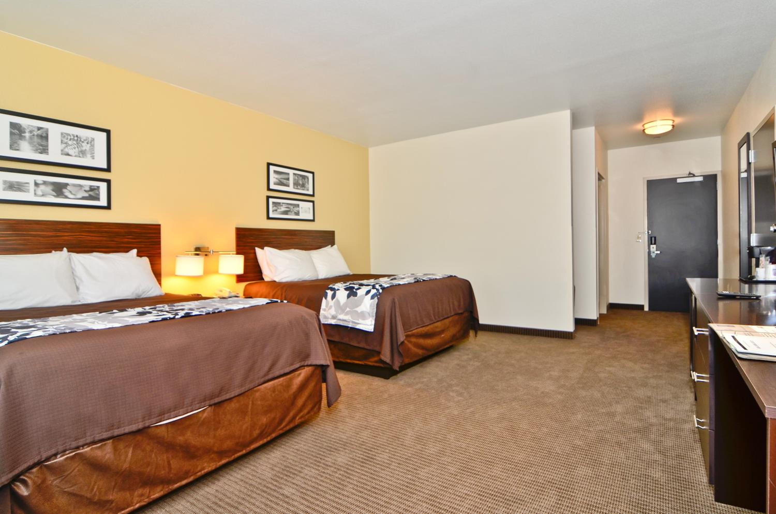 Queen Room with Two Queen Beds - Non-Smoking - Photo 4