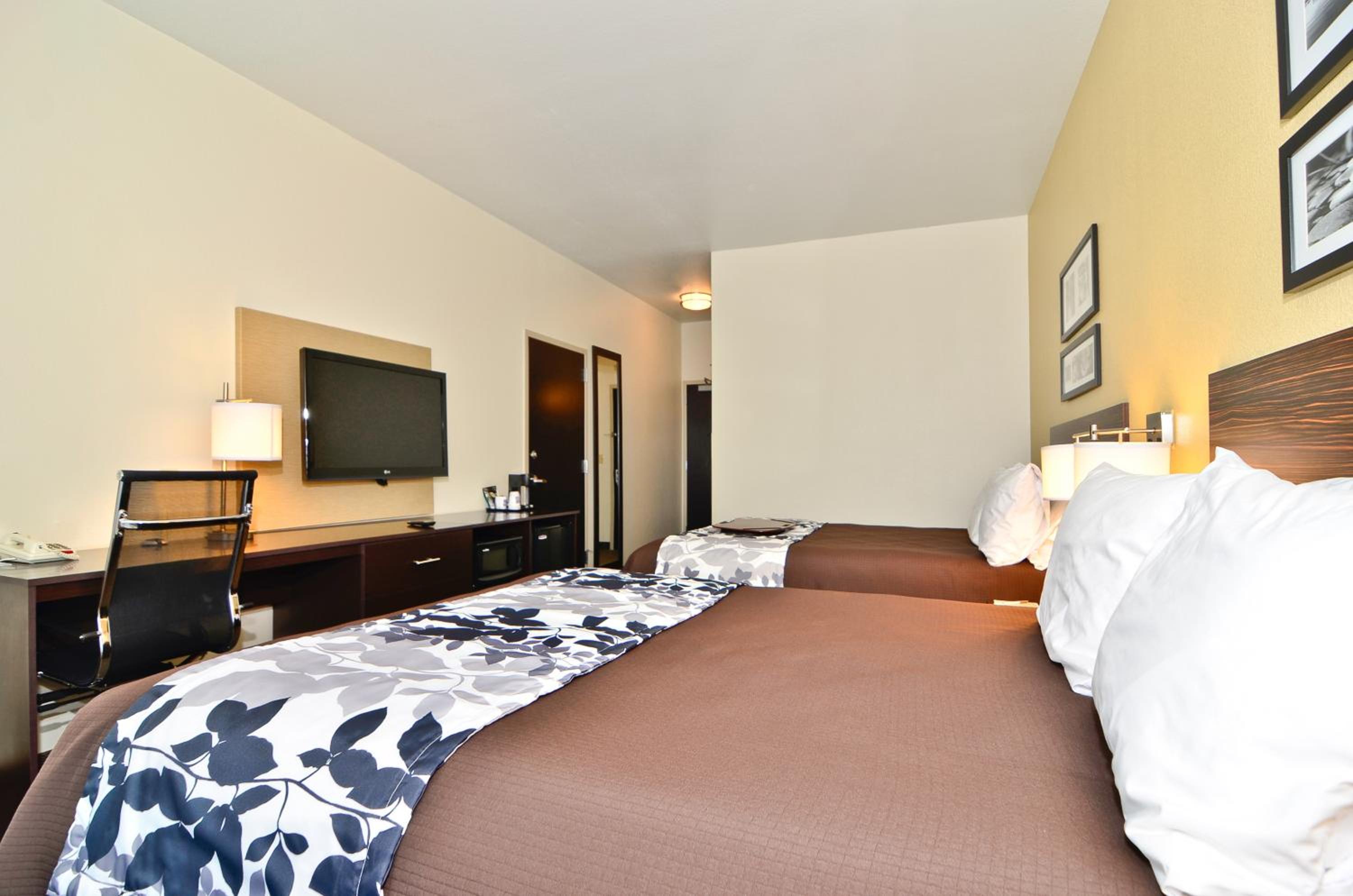 Queen Room with Two Queen Beds - Non-Smoking - Photo 1