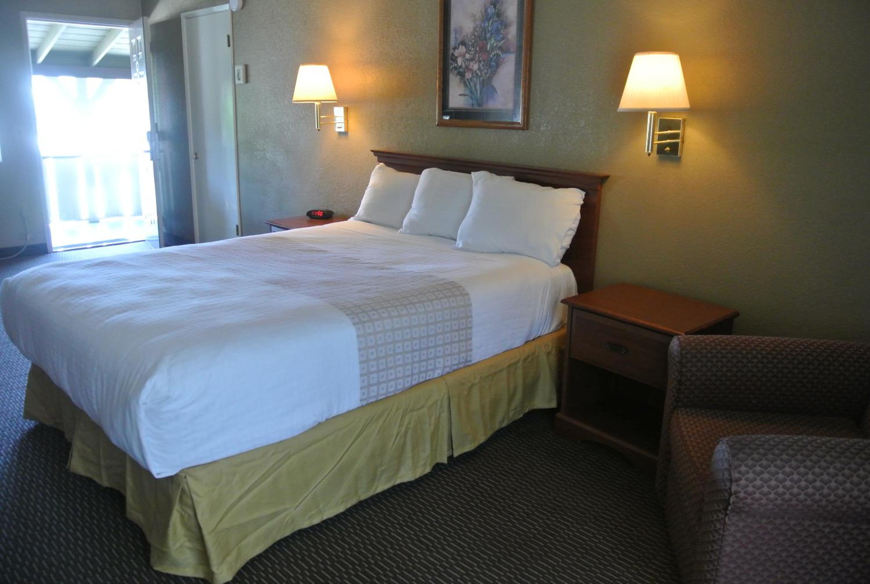 Queen Room - Non-Smoking - Photo 4