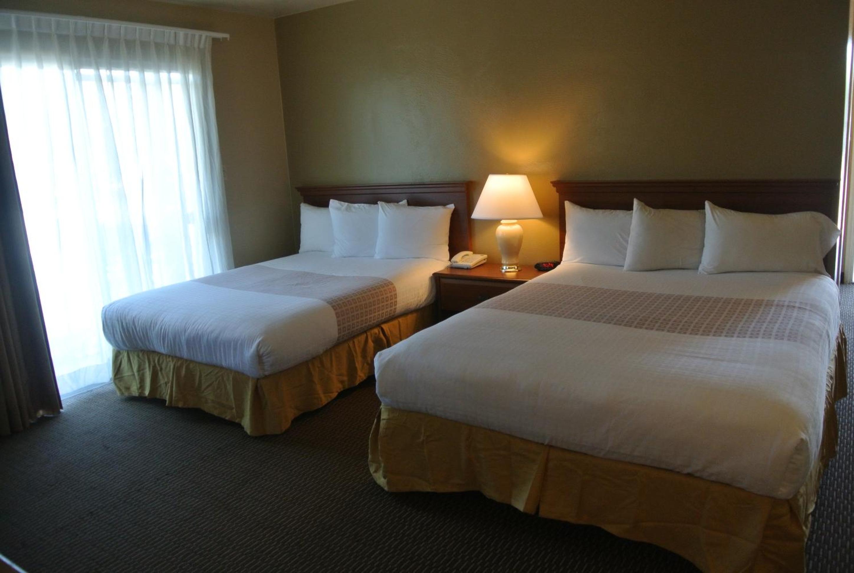 Queen Room with Two Queen Beds - Non-Smoking - Photo 4