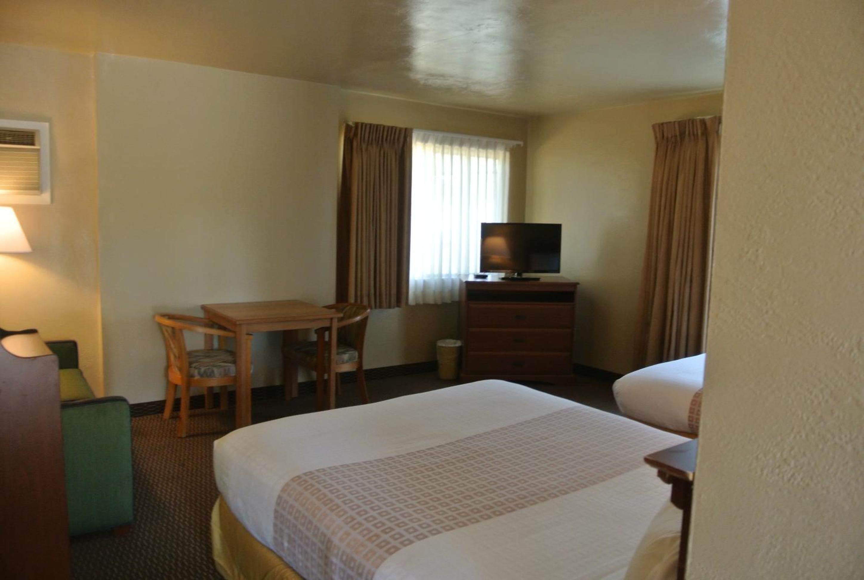 Family Two-Bedroom Suite - Photo 3