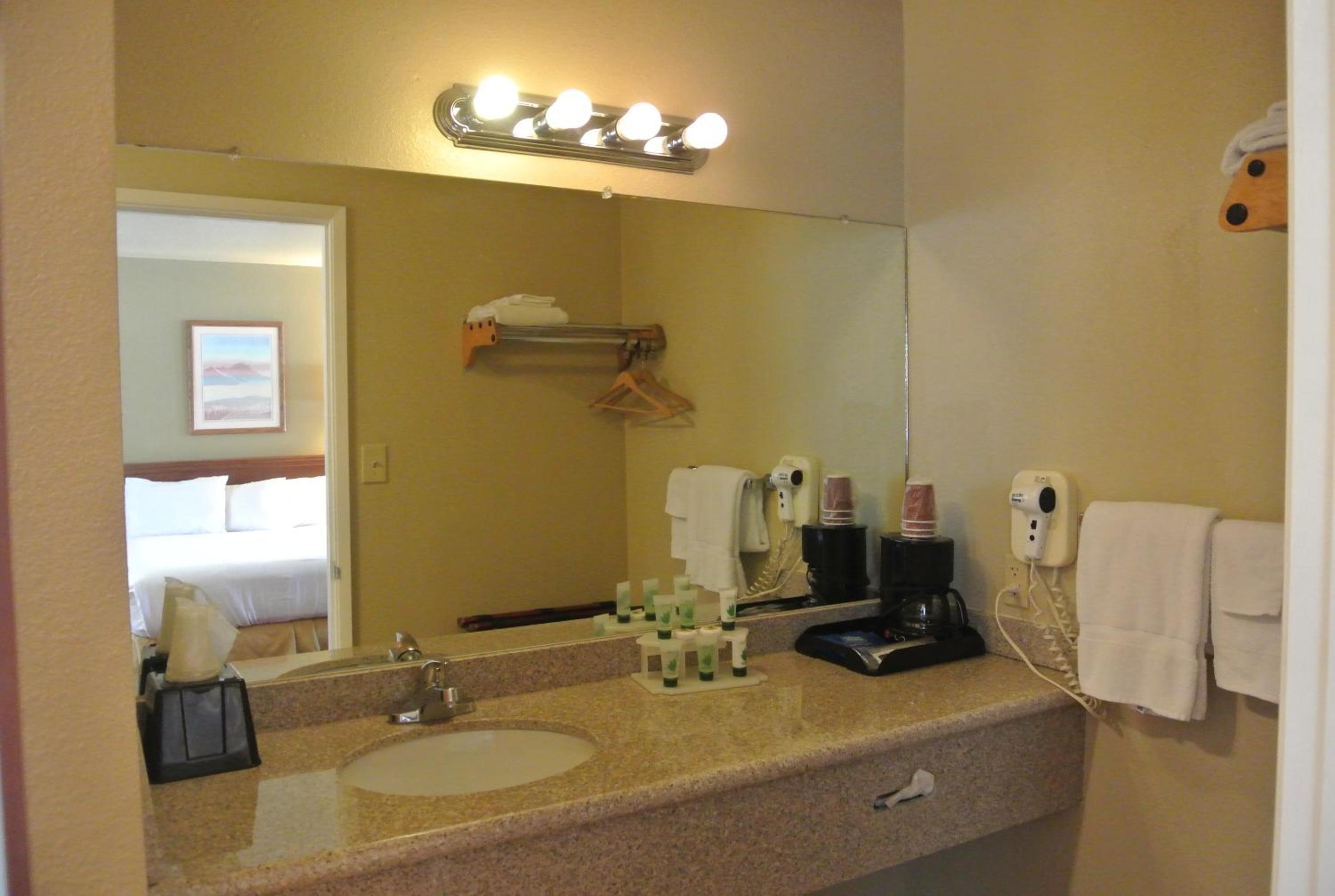 Queen Room - Non-Smoking - Photo 2