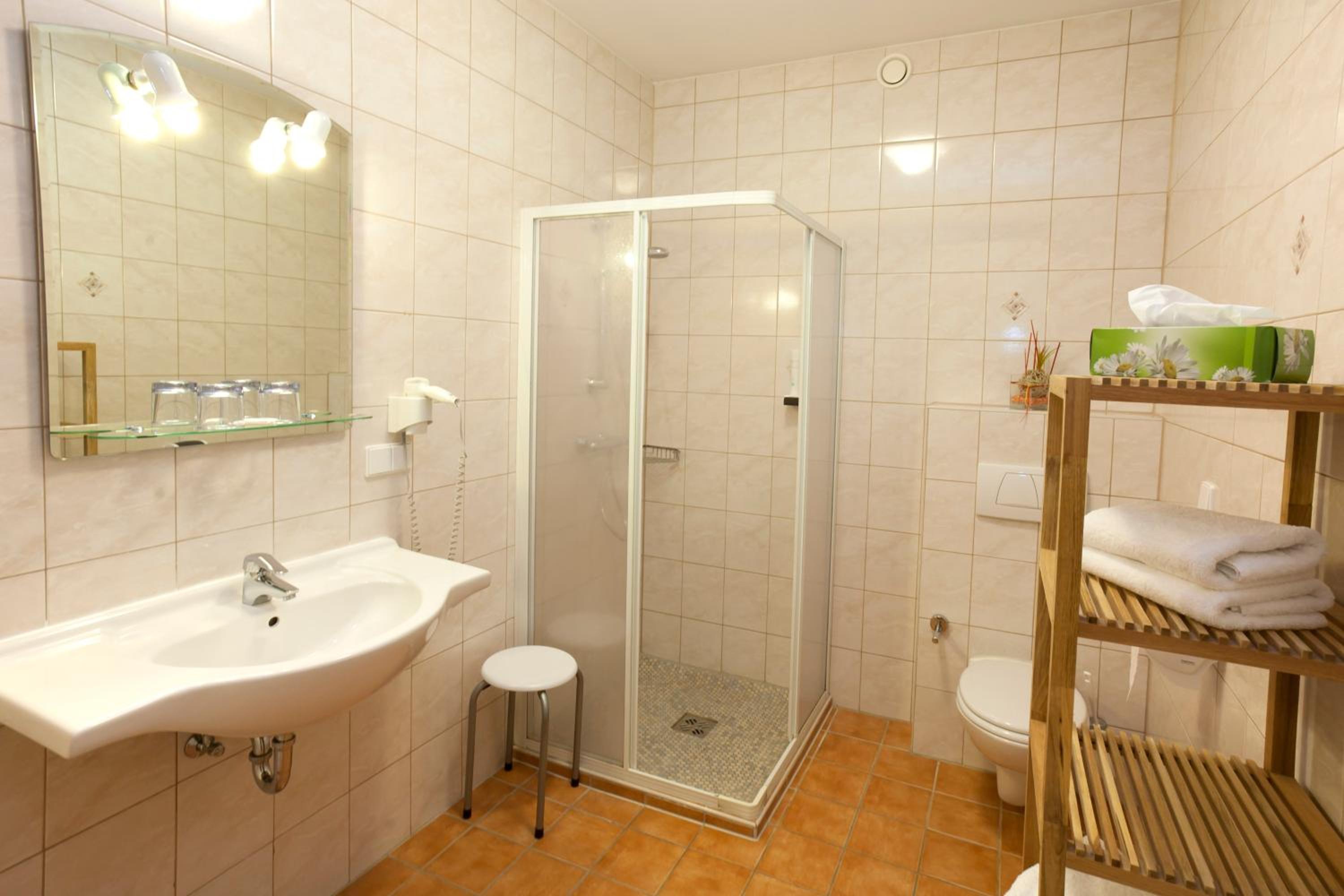 Double Room with Balcony - Photo 4