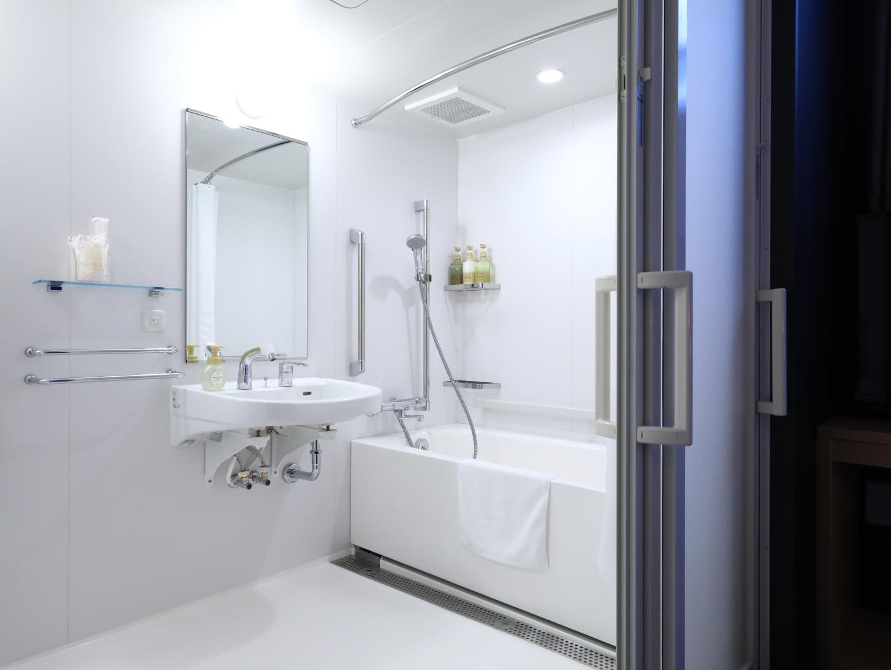 Twin Room - Disability Access photo 3