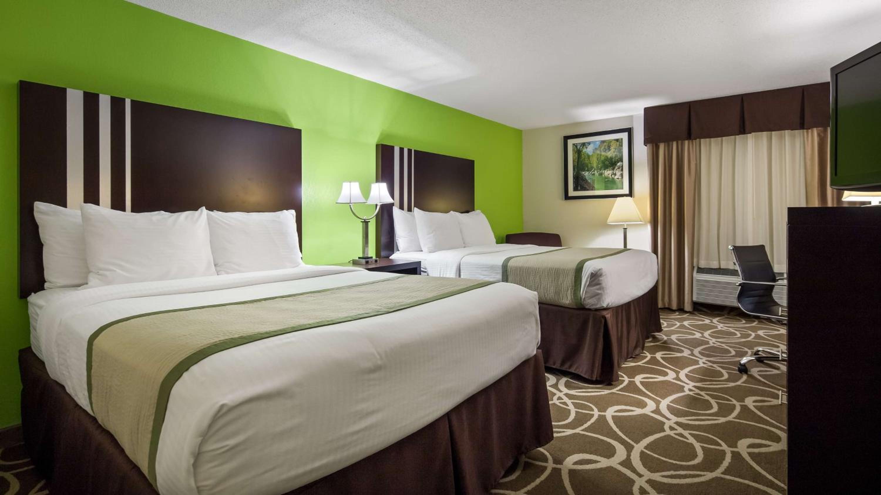 Queen Room with Two Queen Beds - Non-Smoking - Photo 3