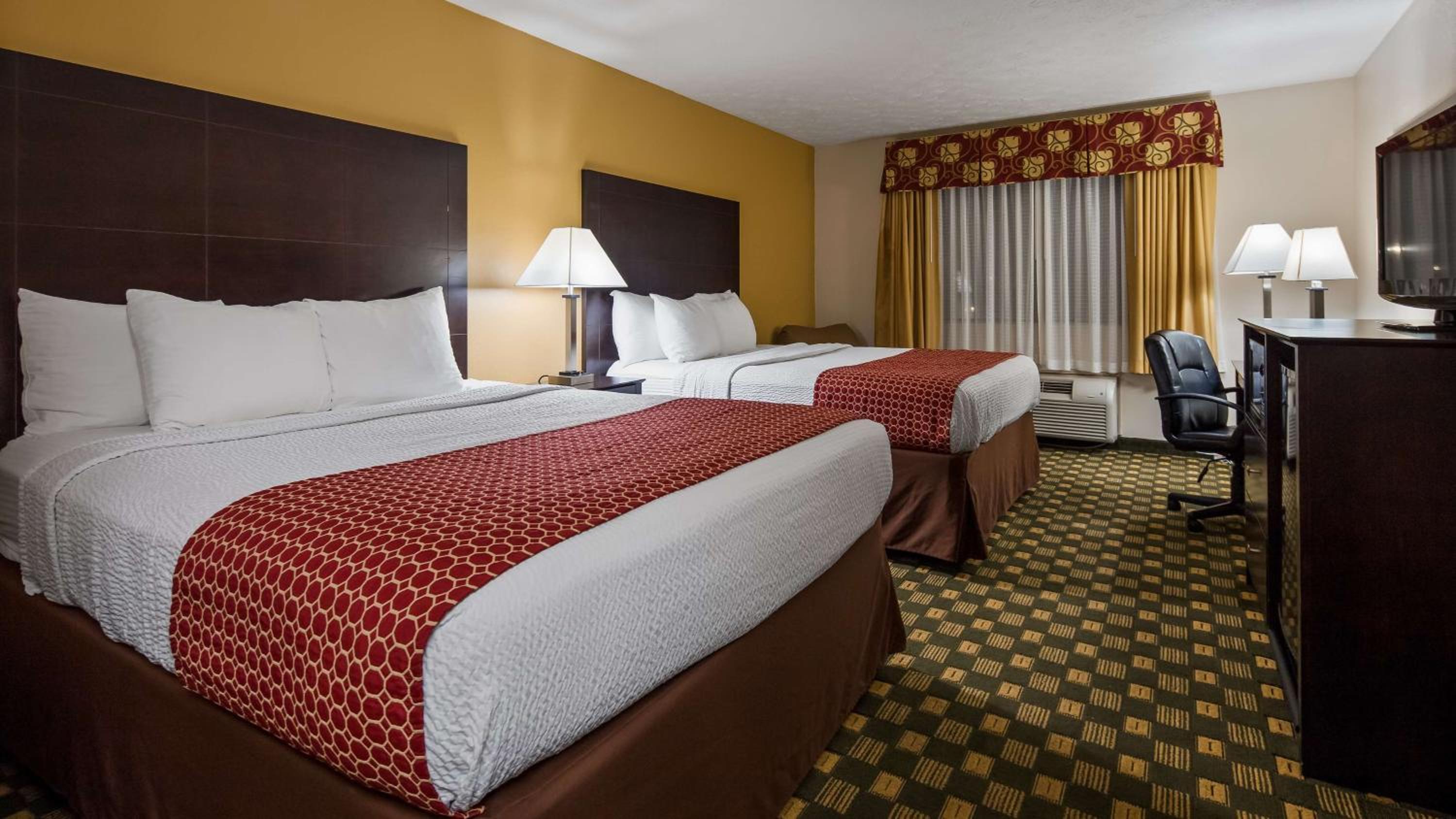 Queen Room with Two Queen Beds - Non-Smoking - Photo 1
