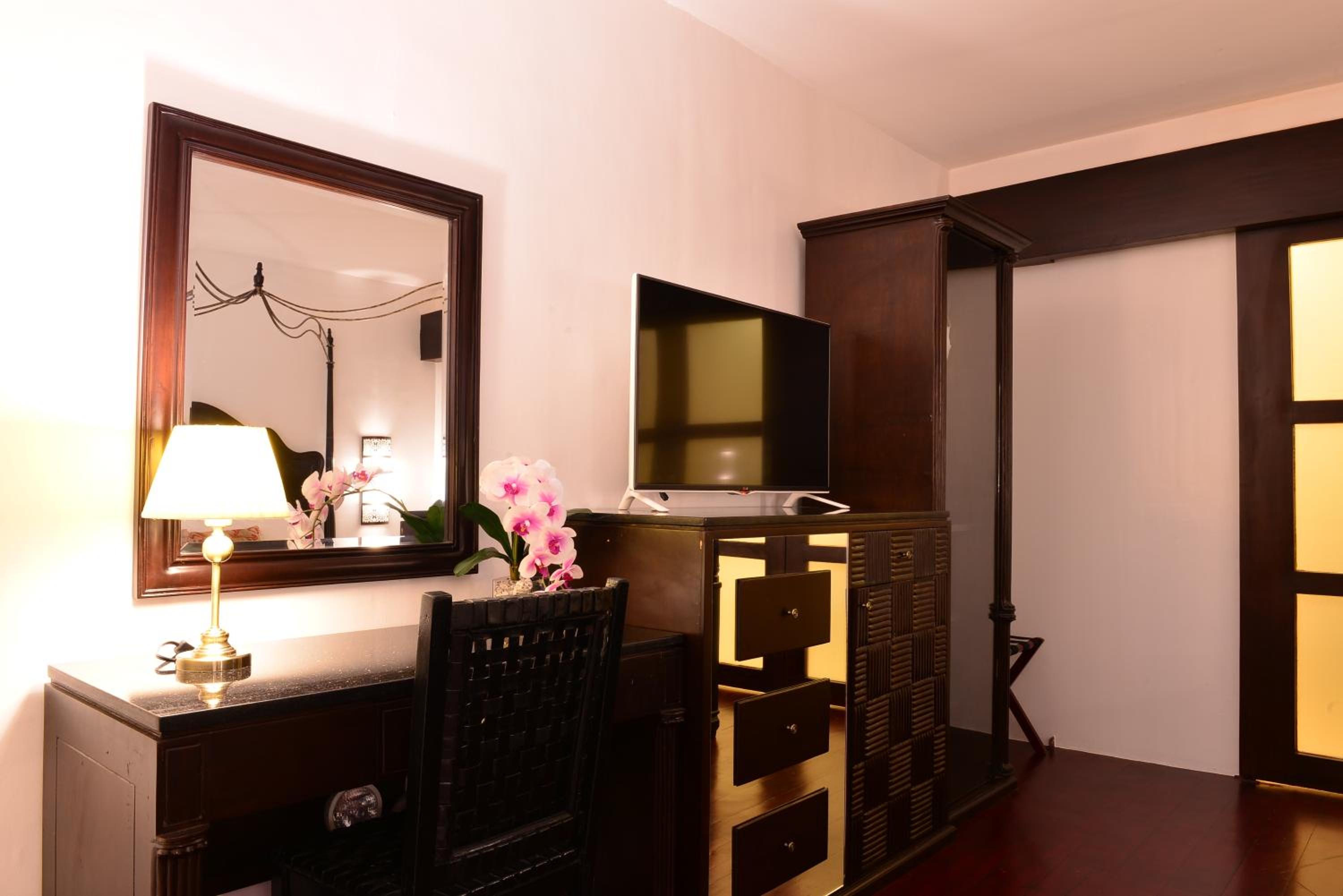Executive Suite - Photo 6