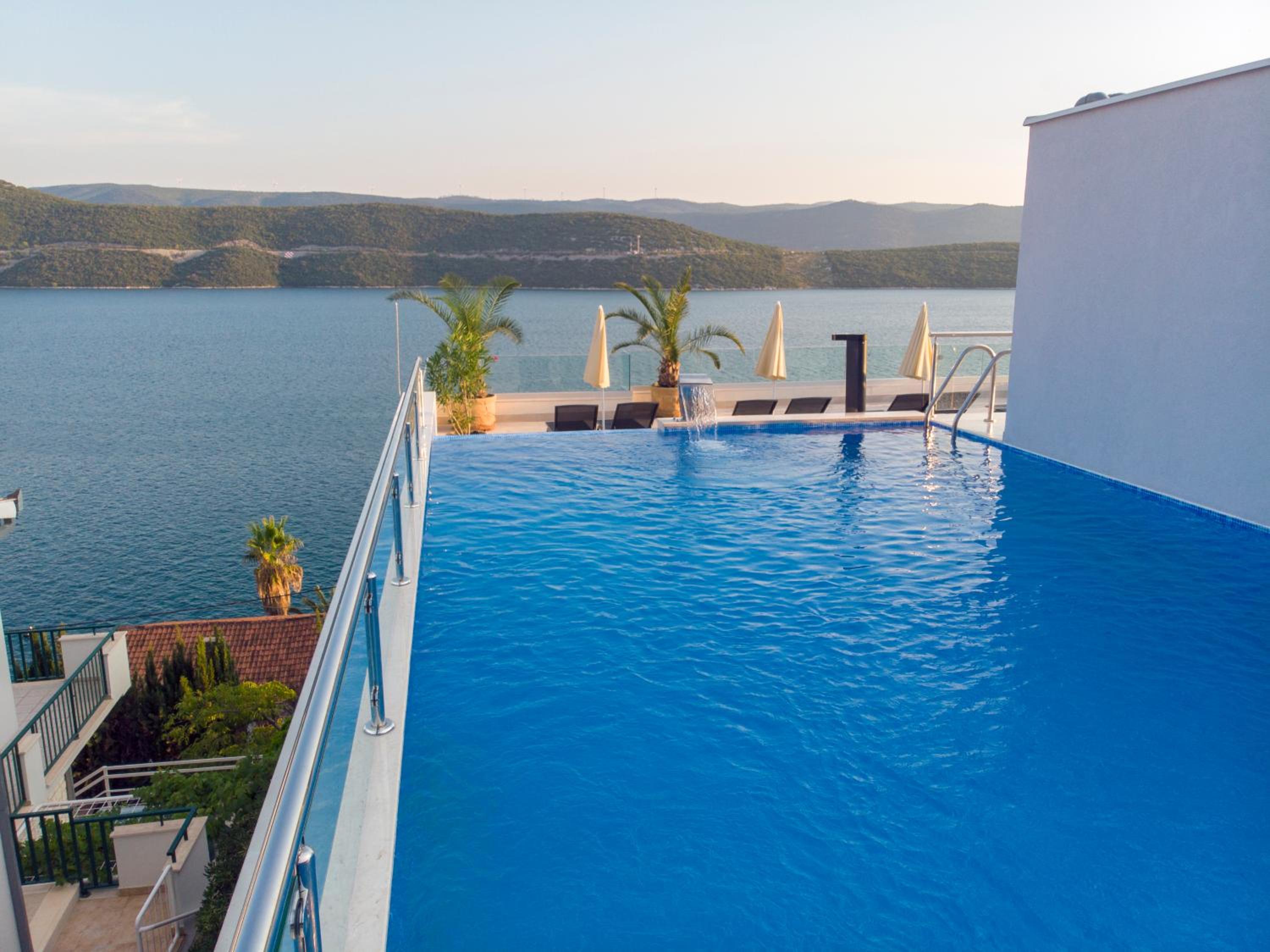 Deluxe Double or Twin Room with Balcony and Sea View photo 2