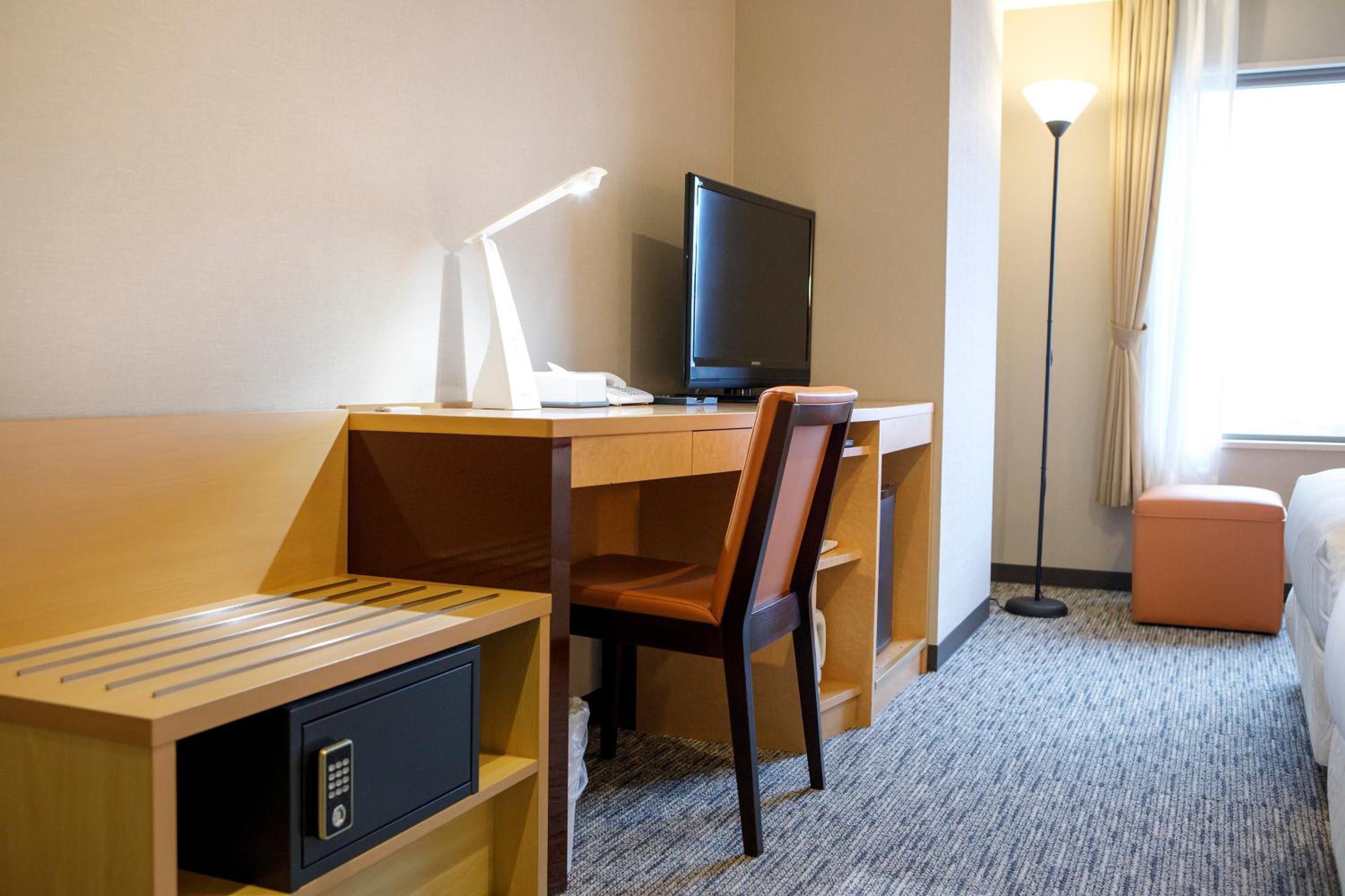 Superior Twin Room - Non-Smoking with 1 Extra Bed for 3 guests photo 2