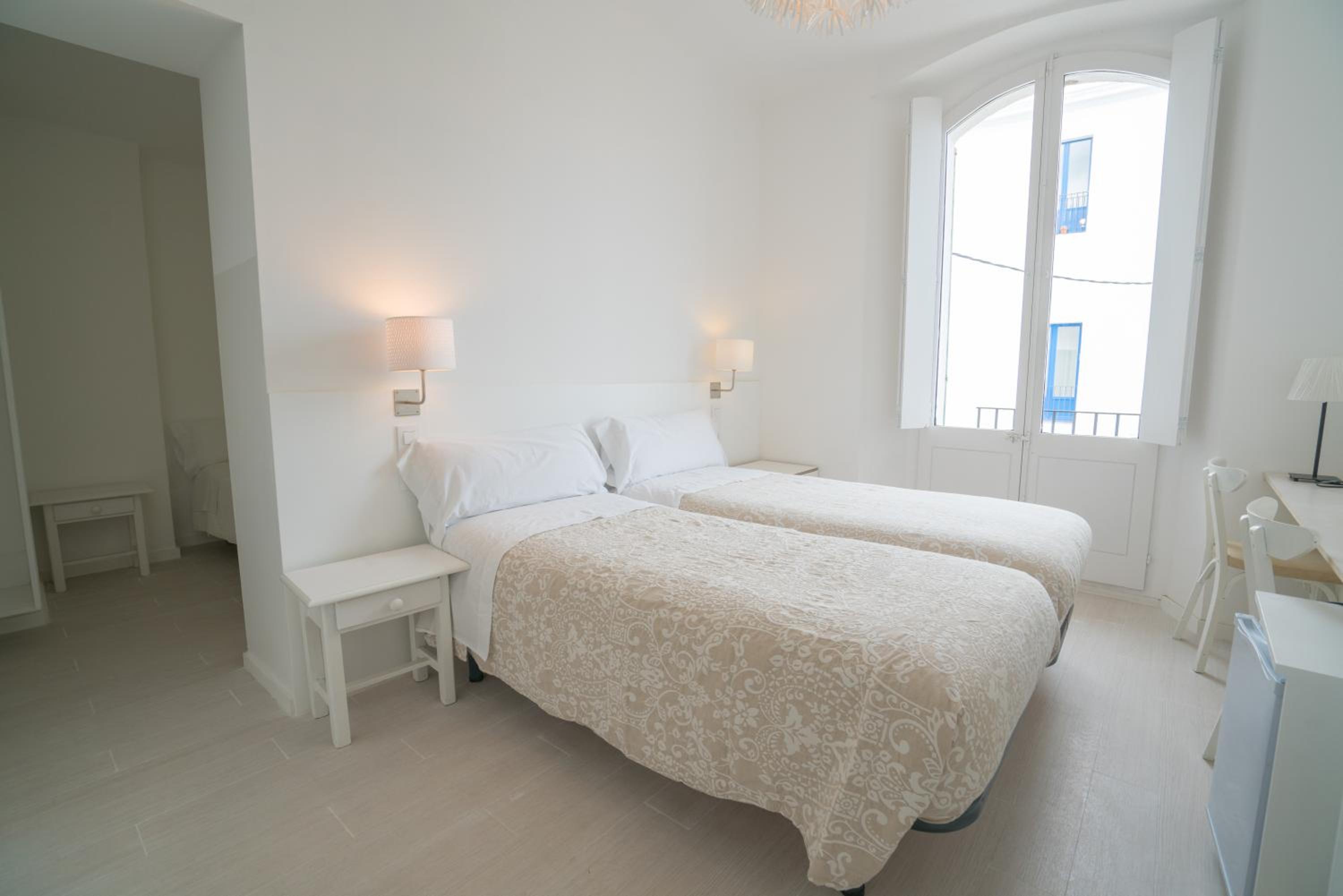 Habitación familiar con vista lateral al mar.