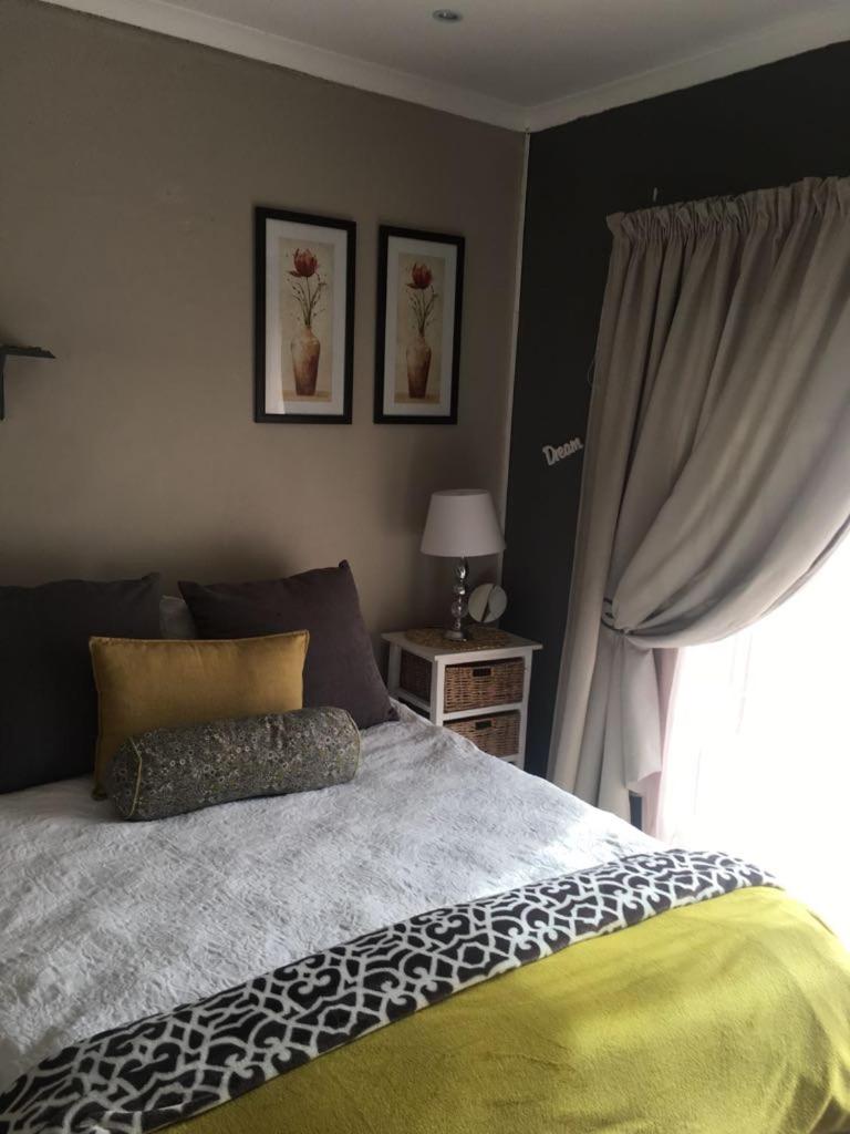 Double Room with Pool View - Photo 4