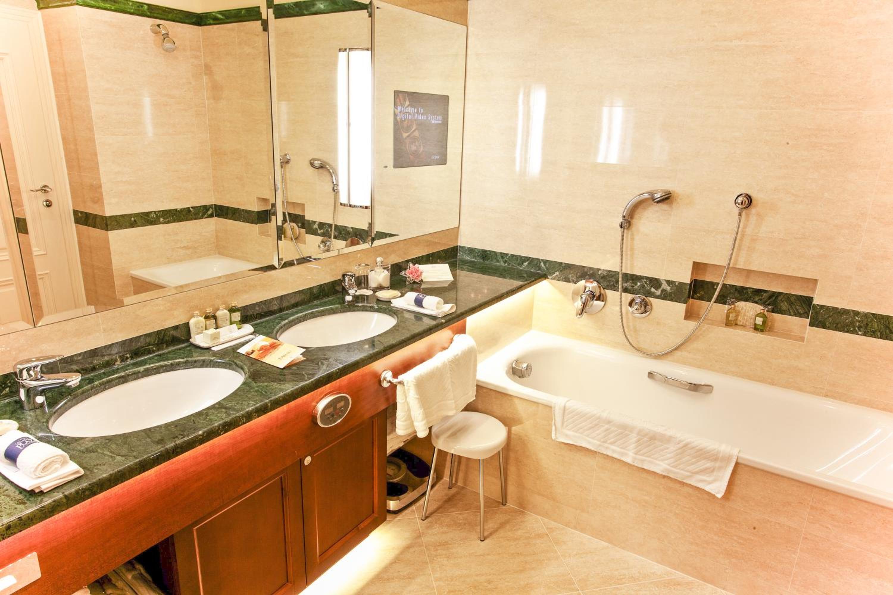 Deluxe Suite with Entry to Wellness - Photo 4