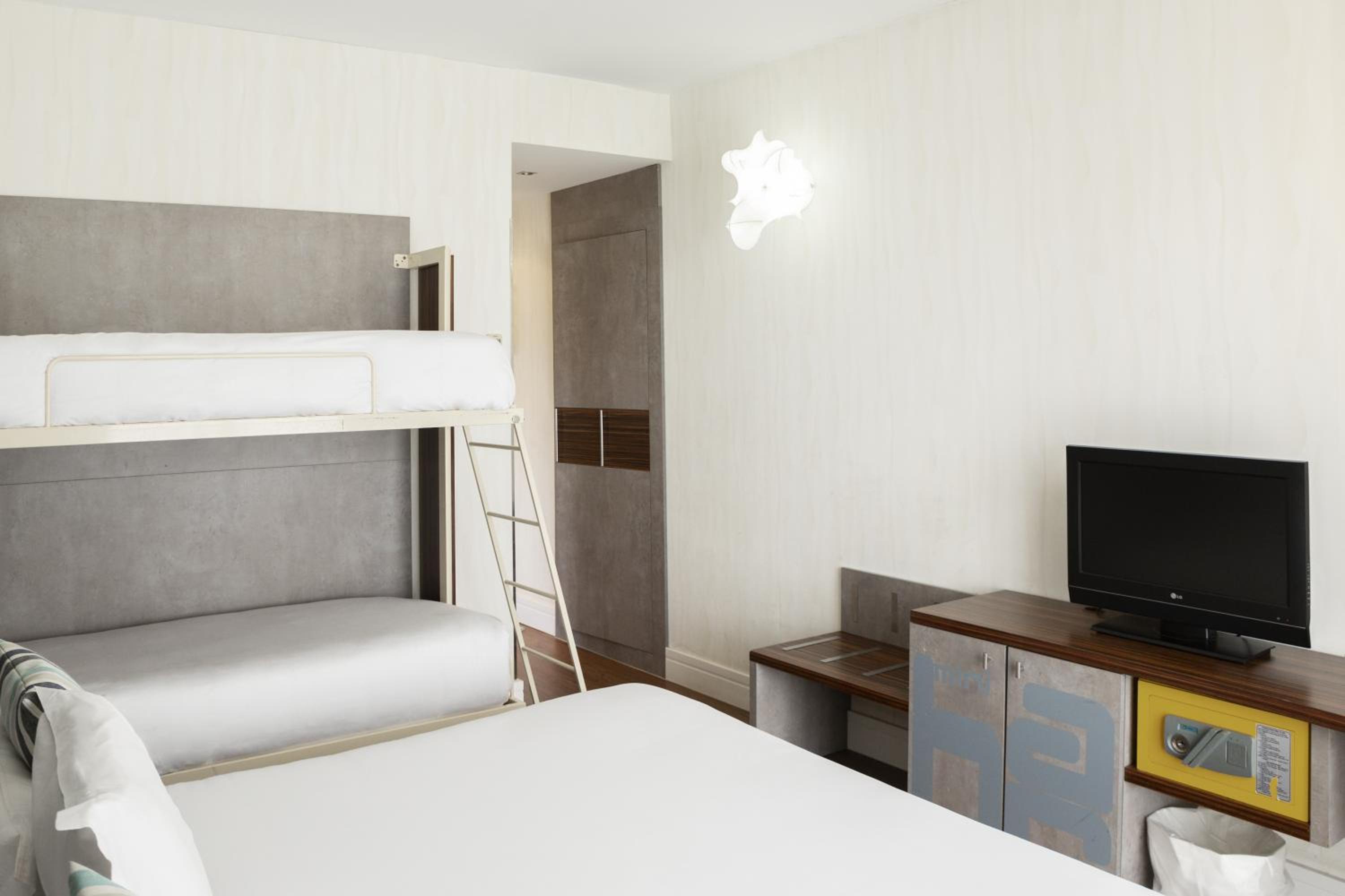 Quadruple Room Interior ( 4 Adults )   - Photo 9