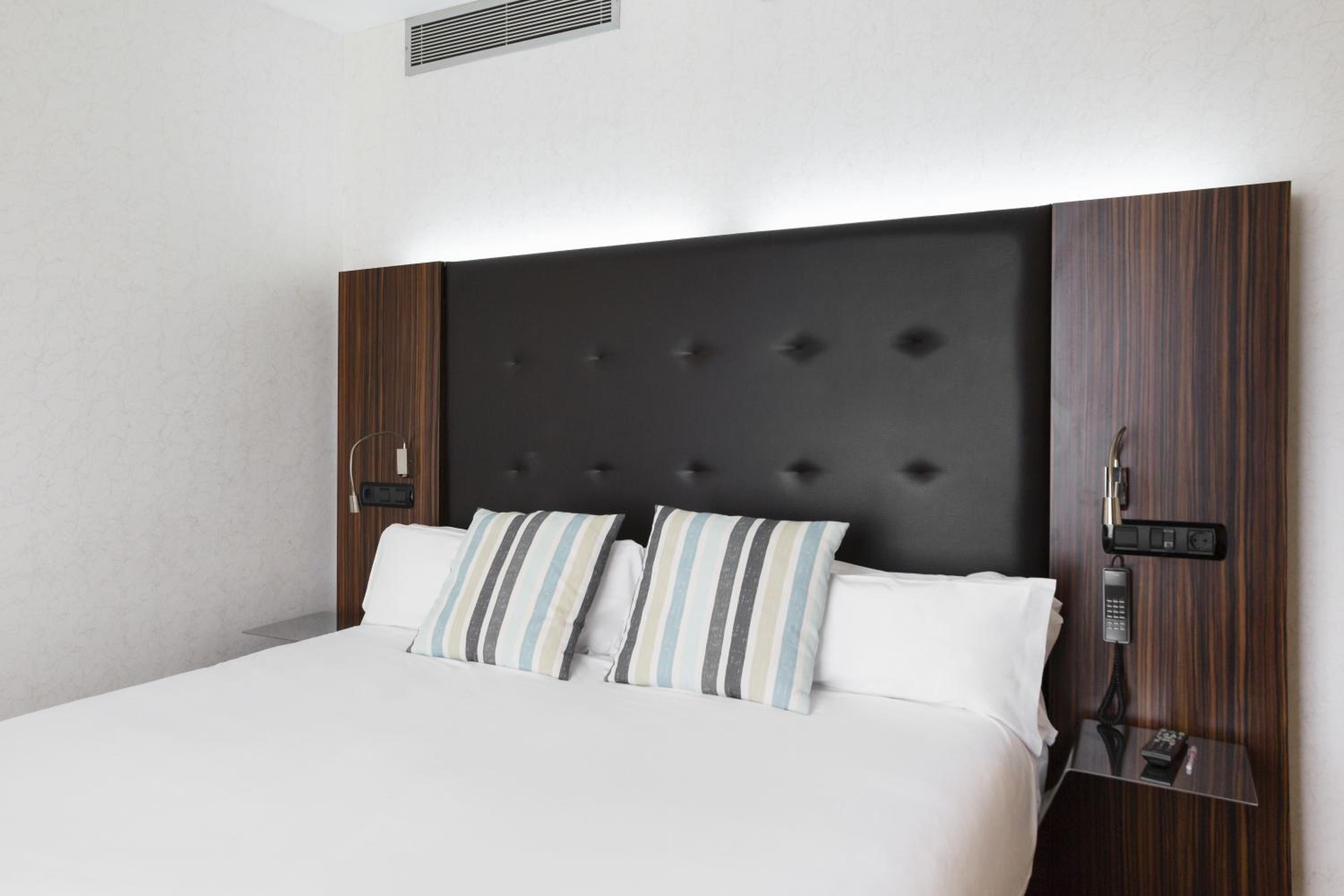 Superior Room with Balcony - Photo 6
