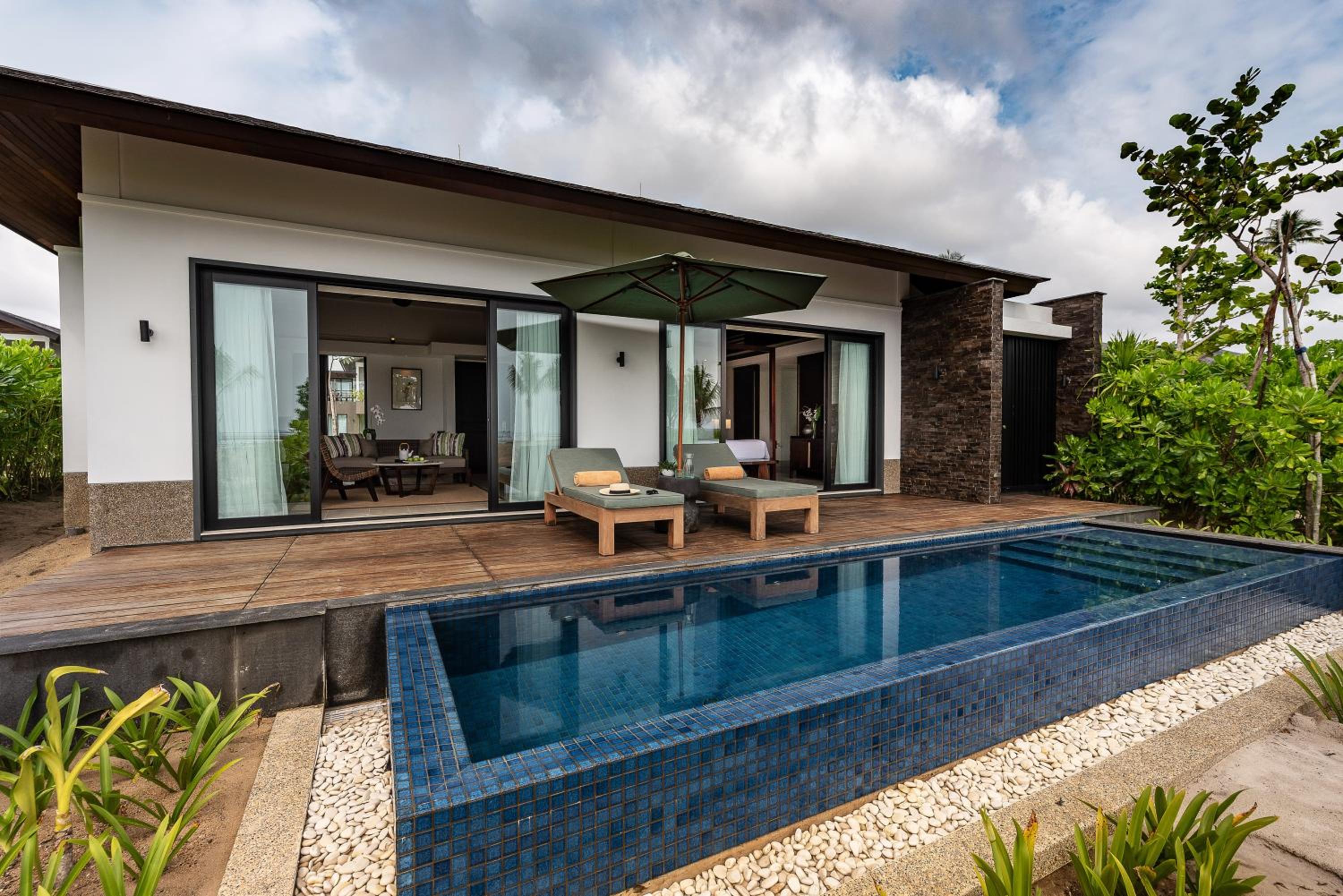 One Bedroom Deluxe Beachfront Villa photo 3