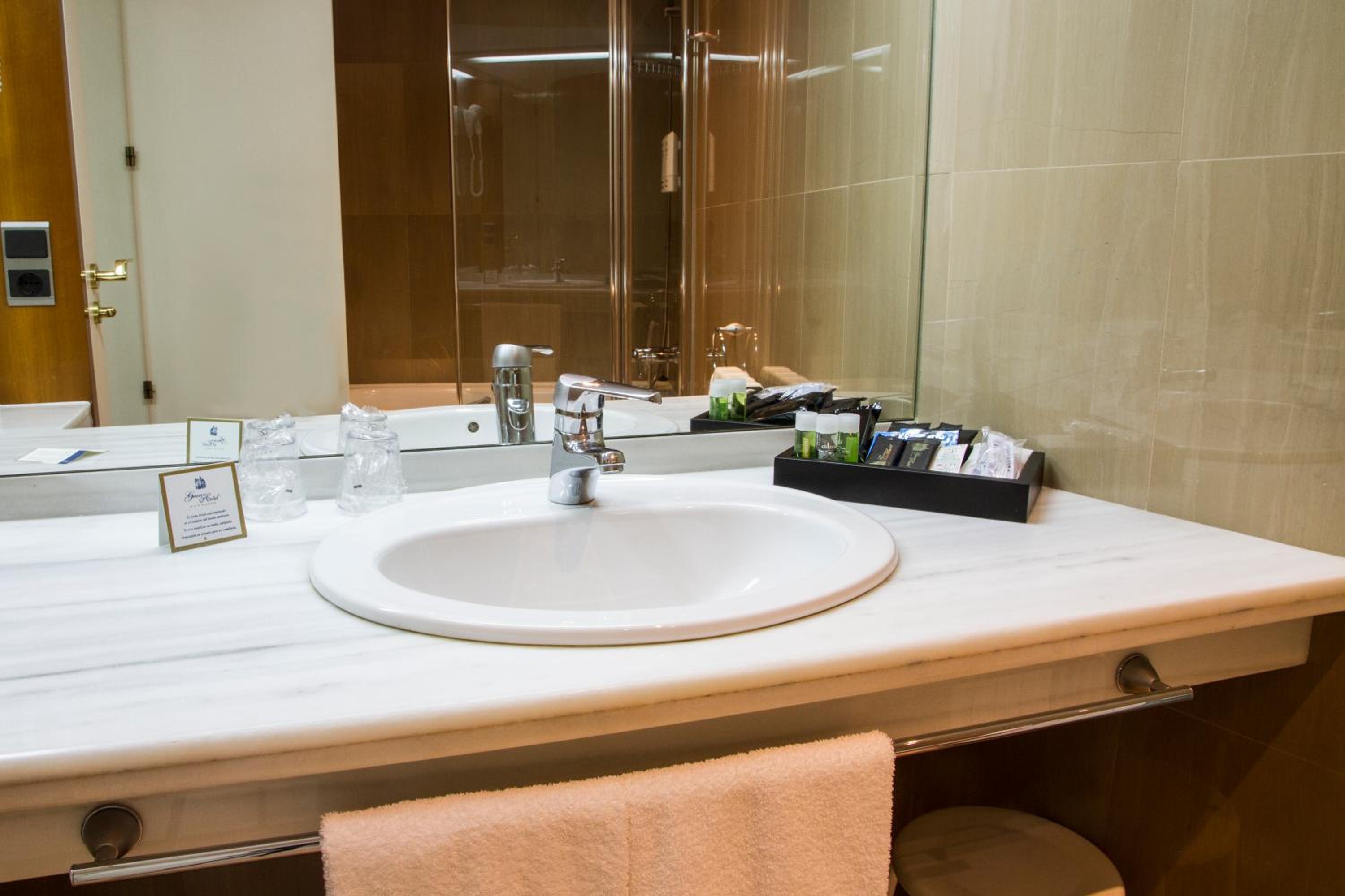 Double or Twin Room - Photo 11