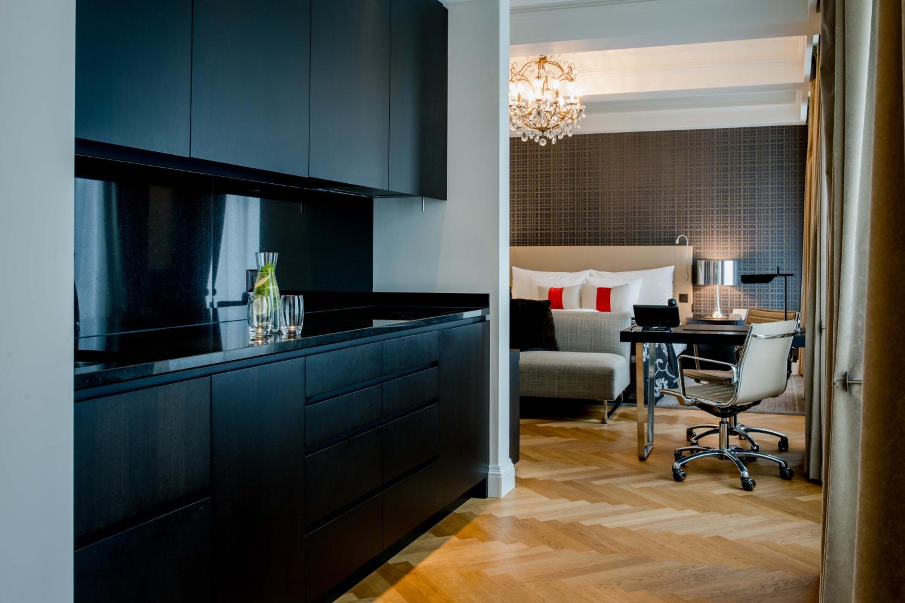 Boutique One Bedroom Suite with Kitchenette - Photo 8