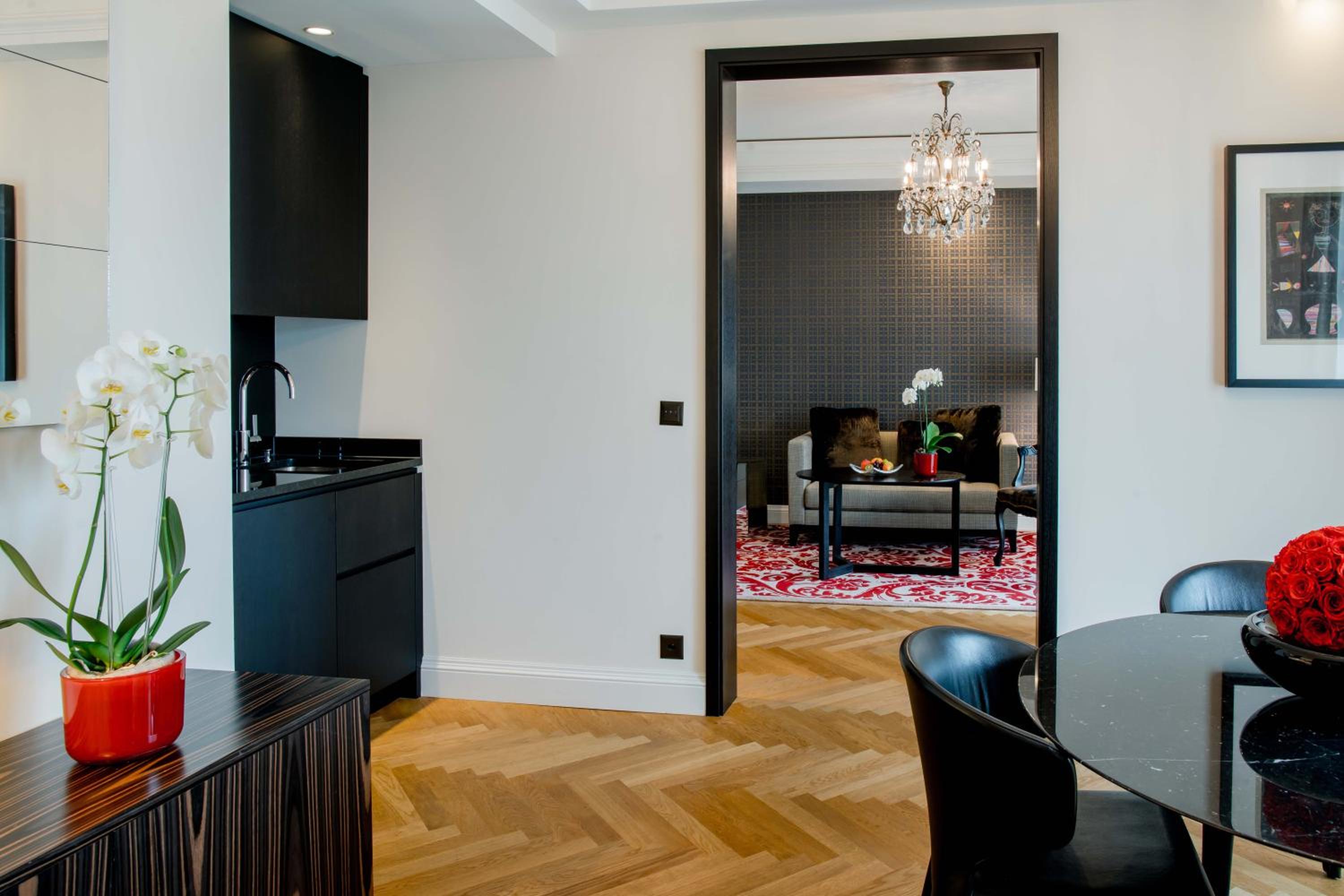 Boutique One Bedroom Suite with Kitchenette - Photo 6