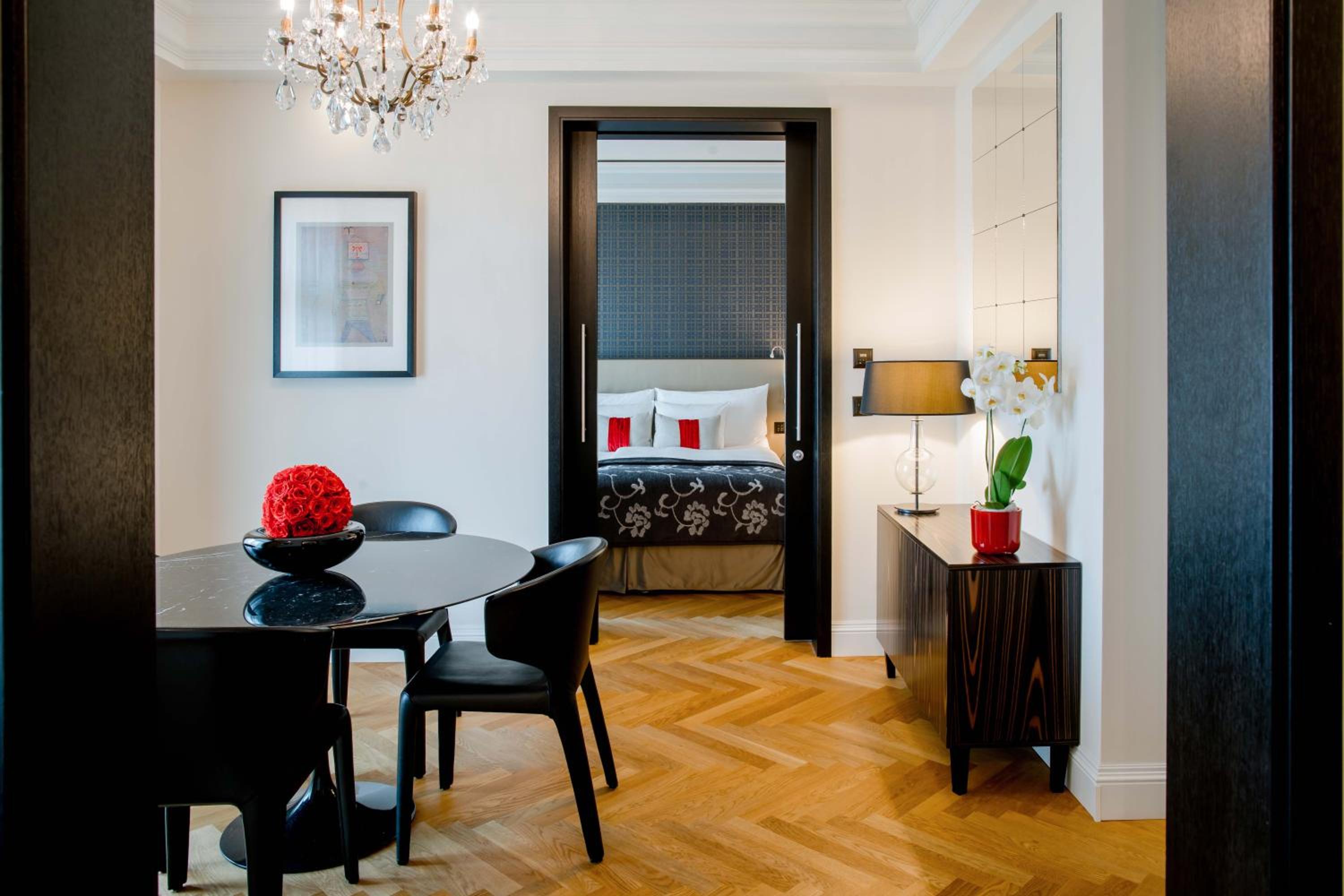 Boutique One Bedroom Suite with Kitchenette - Photo 2