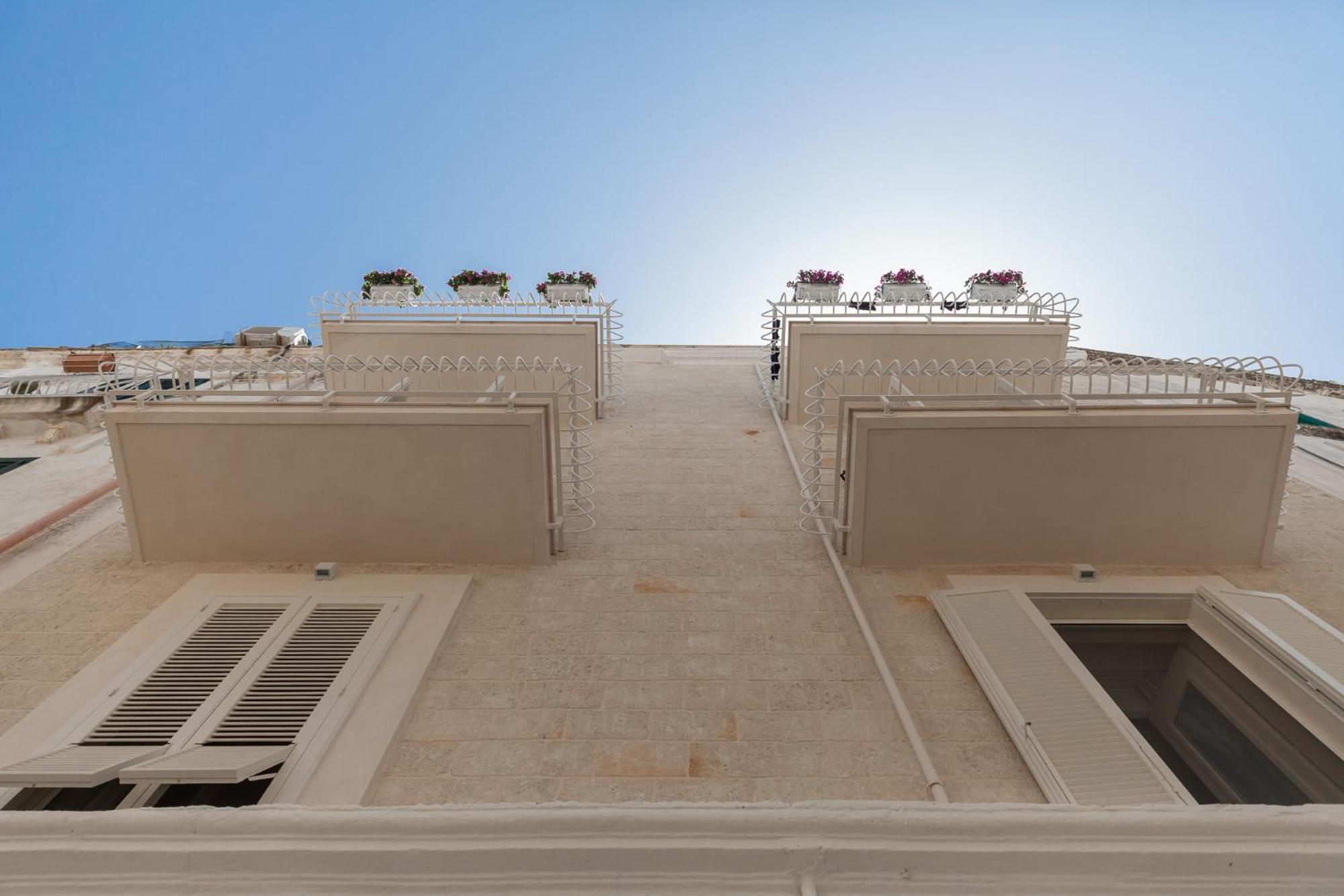 King Room with Balcony - Photo 7