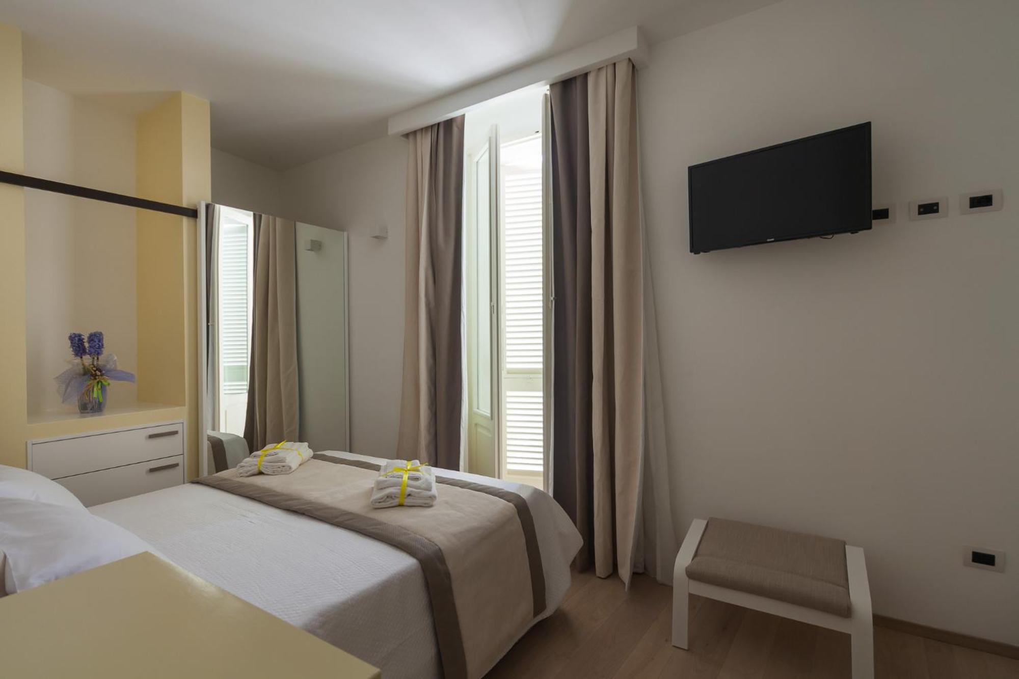 King Room with Balcony - Photo 33