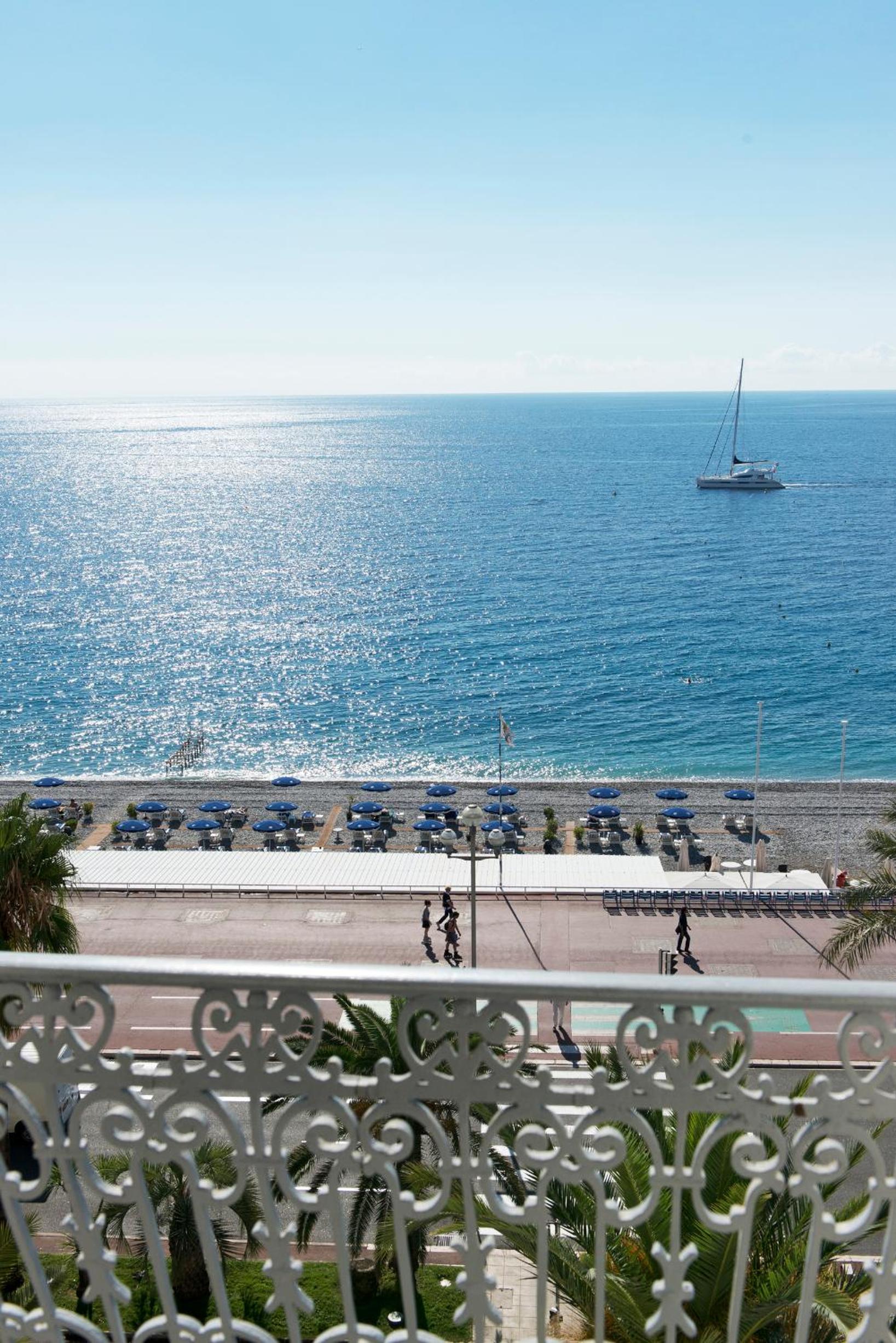 Junior Suite with Sea View and Beach Package thumbnail 5