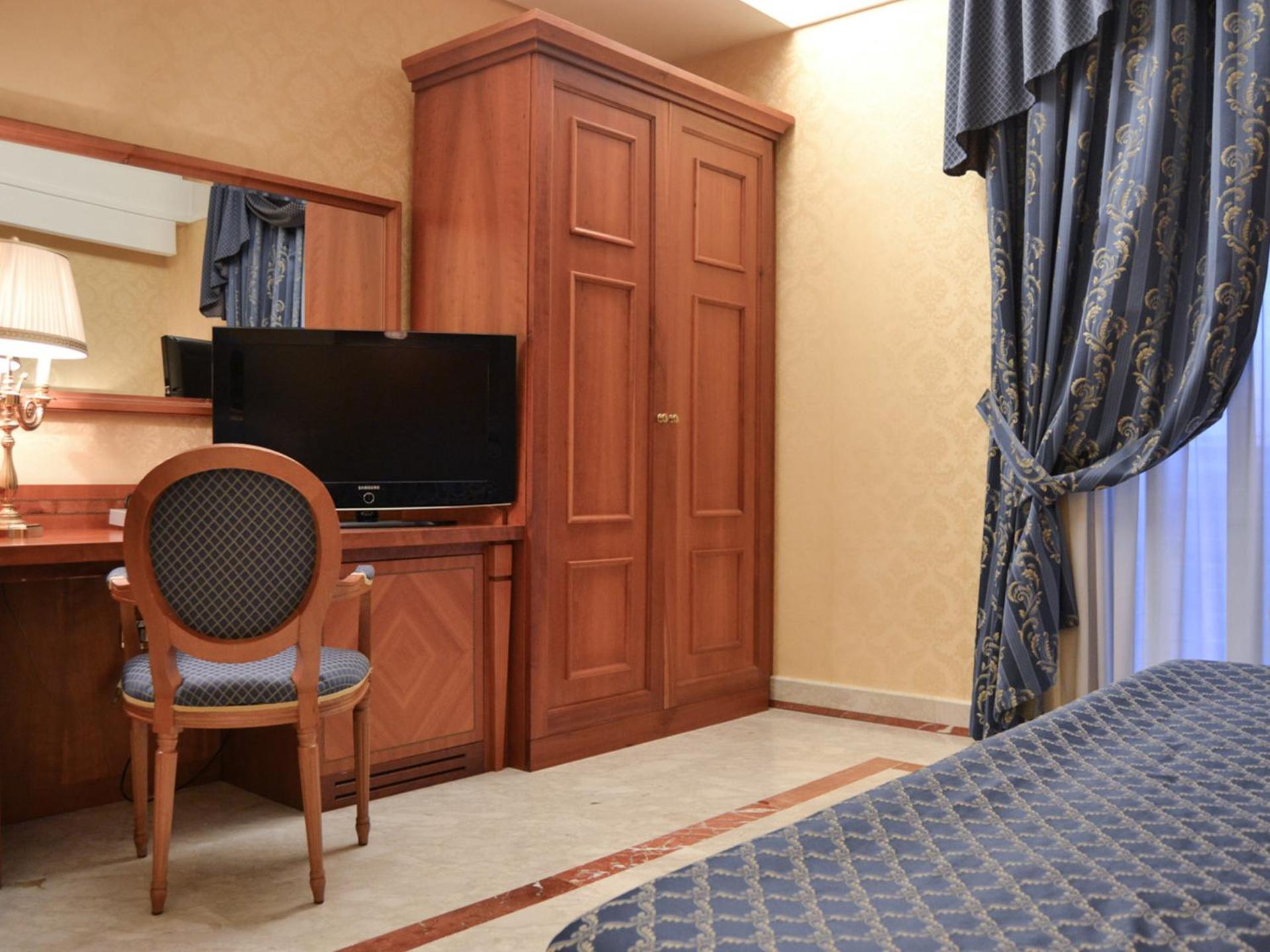 Junior Suite with Hot Tub - Photo 5