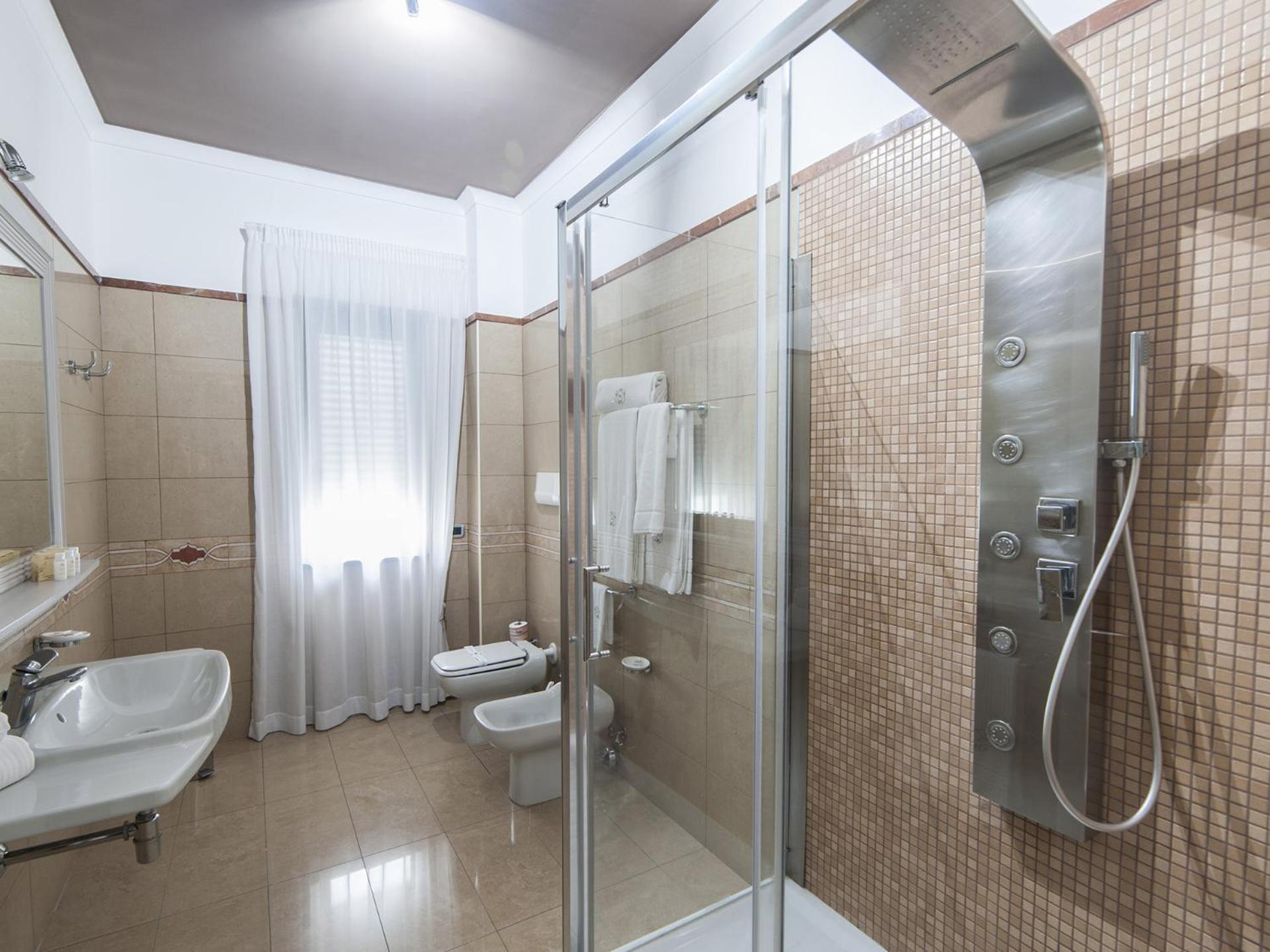 Triple Room - Photo 13
