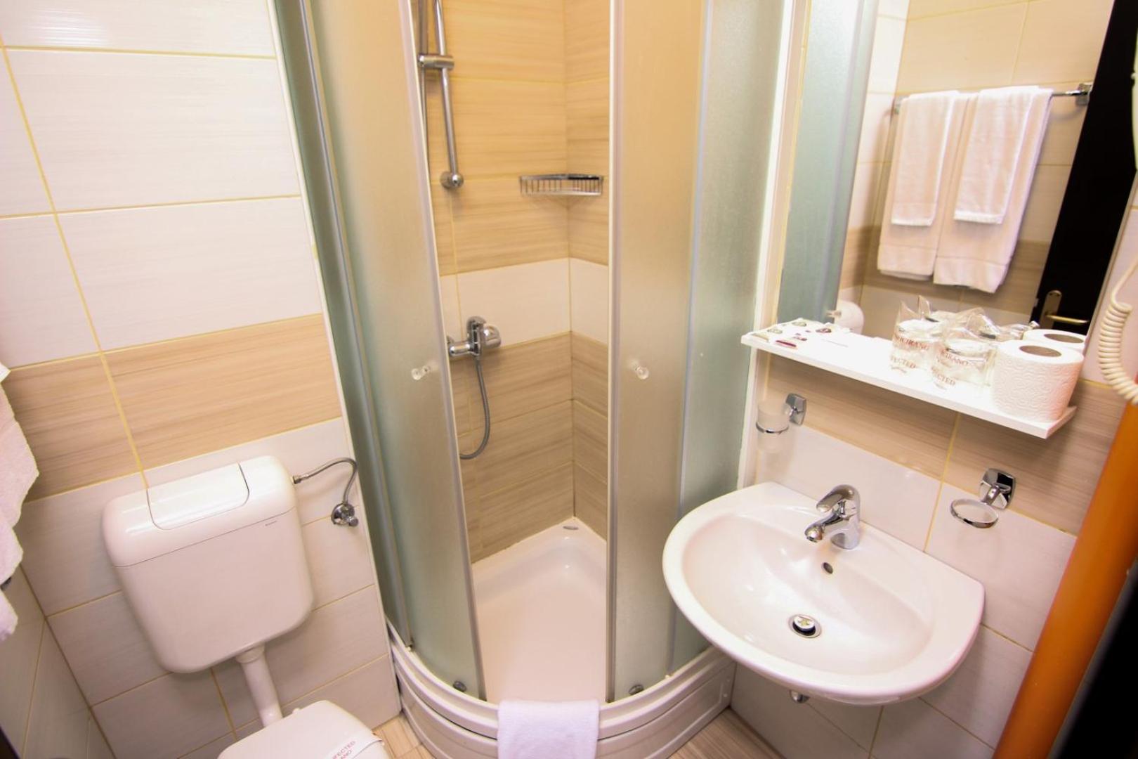 Economy Twin Room - Photo 4