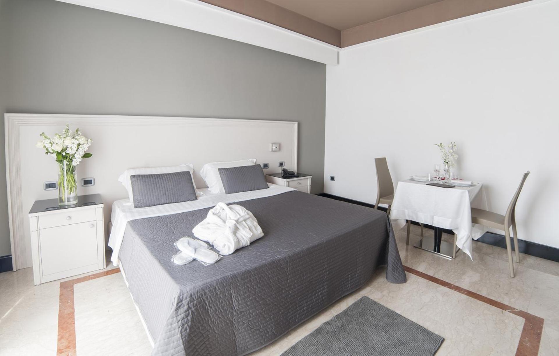 Junior Suite with Hot Tub - Photo 12