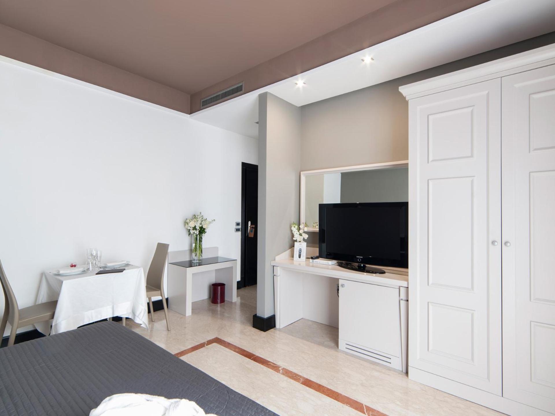 Junior Suite with Hot Tub - Photo 8