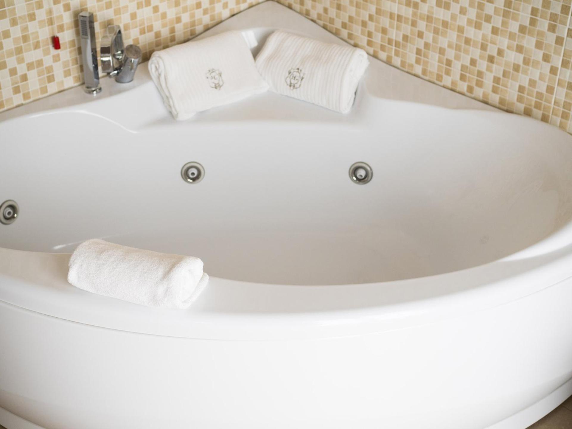 Junior Suite with Hot Tub - Photo 7