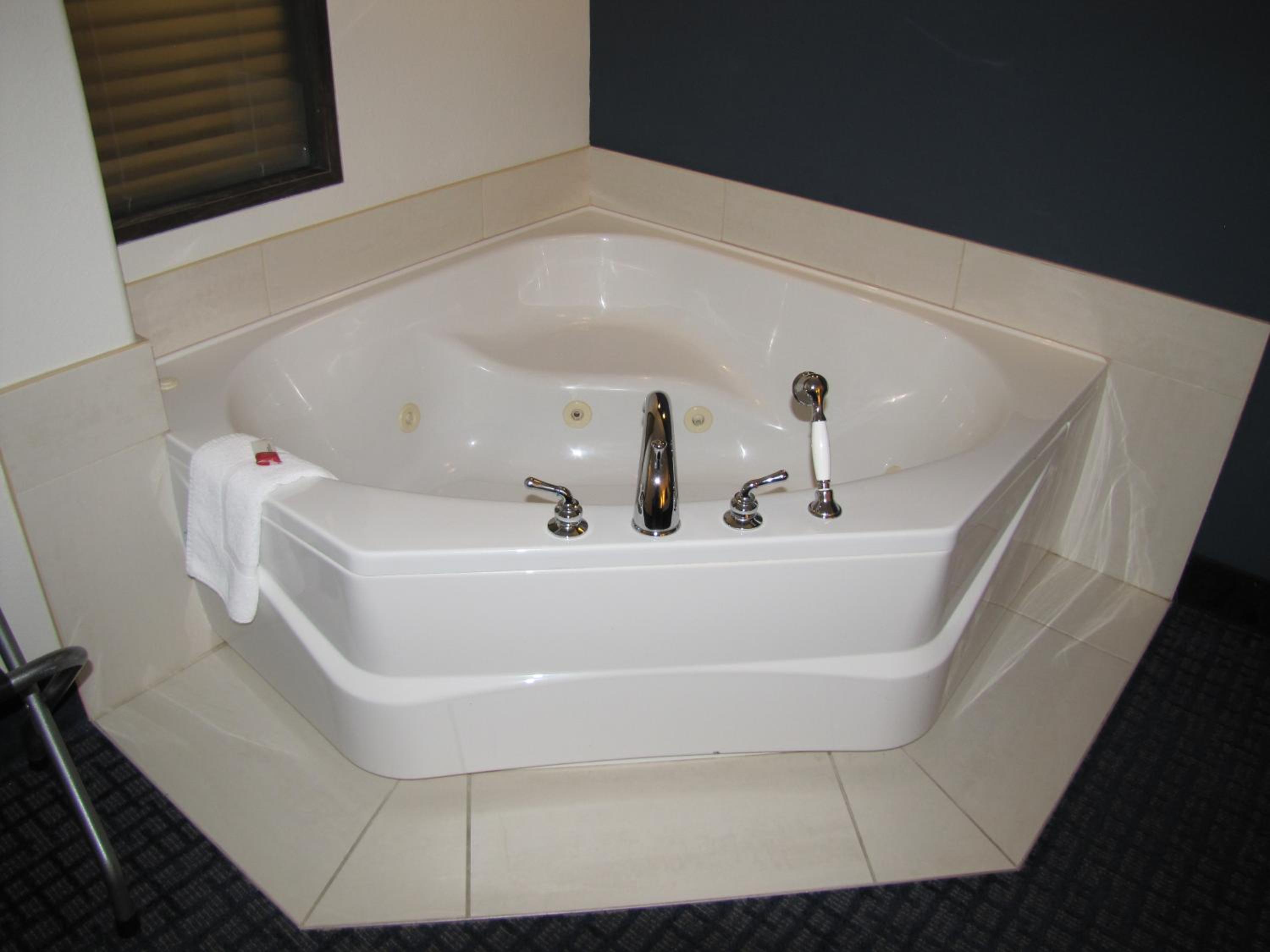 Deluxe King Room with Spa Bath- Non-Smoking - Photo 3