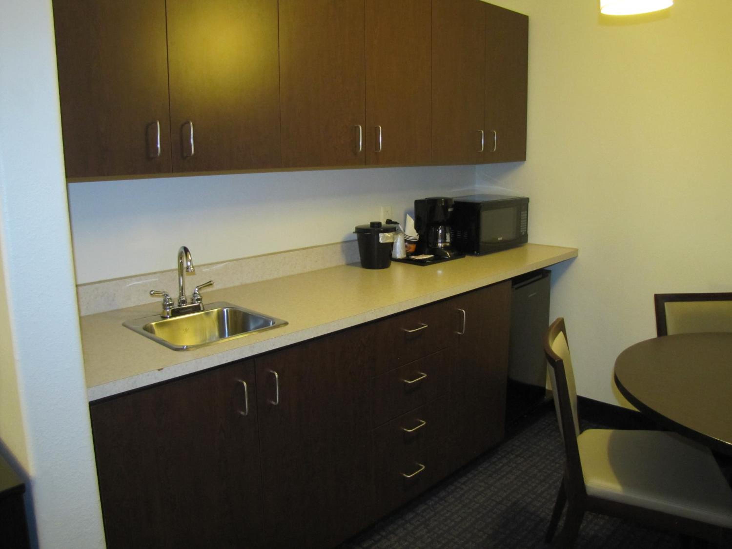 Deluxe Queen Suite with Two Queen Beds - Non-Smoking - Photo 5