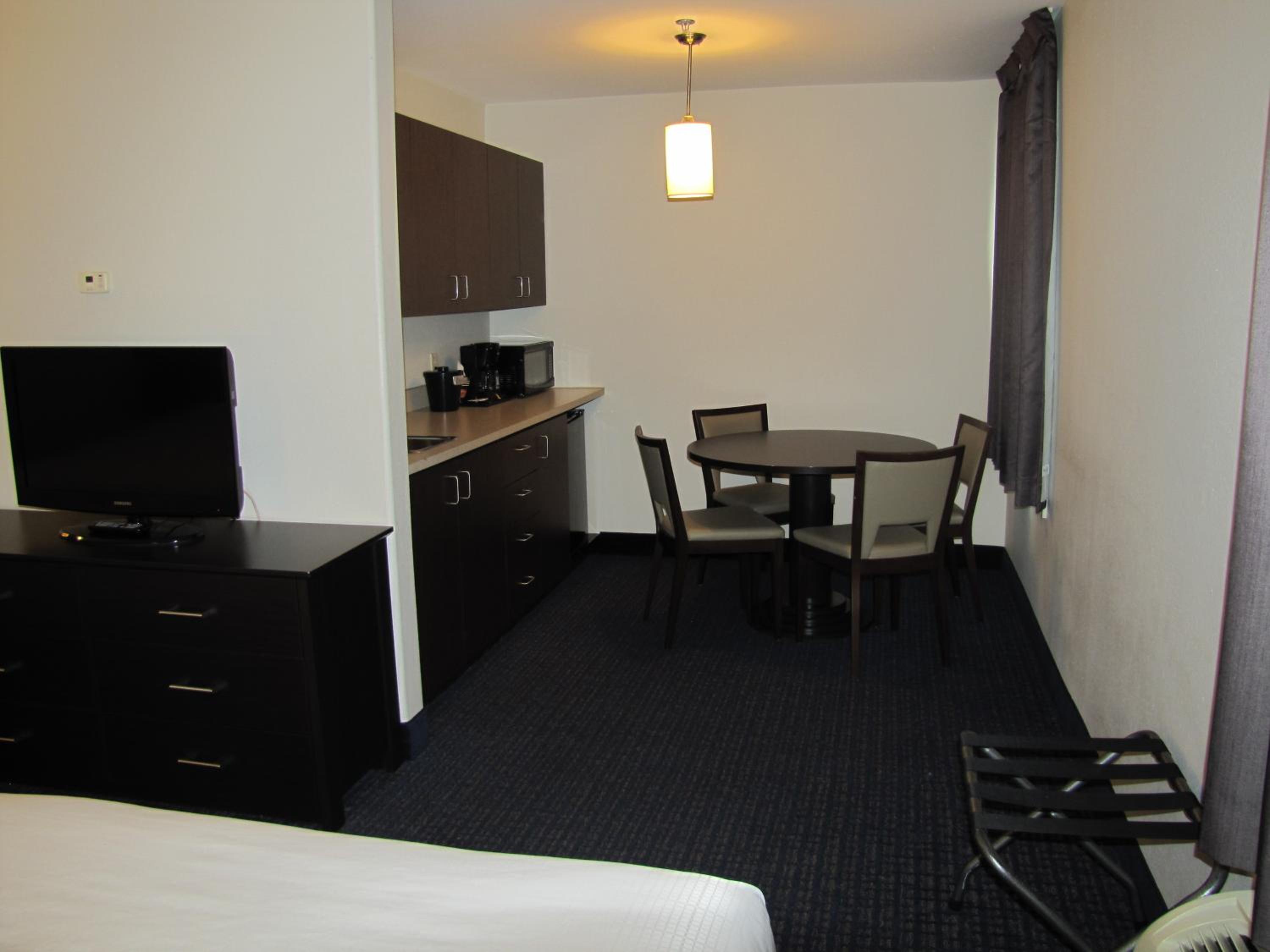 Deluxe Queen Suite with Two Queen Beds - Non-Smoking - Photo 4