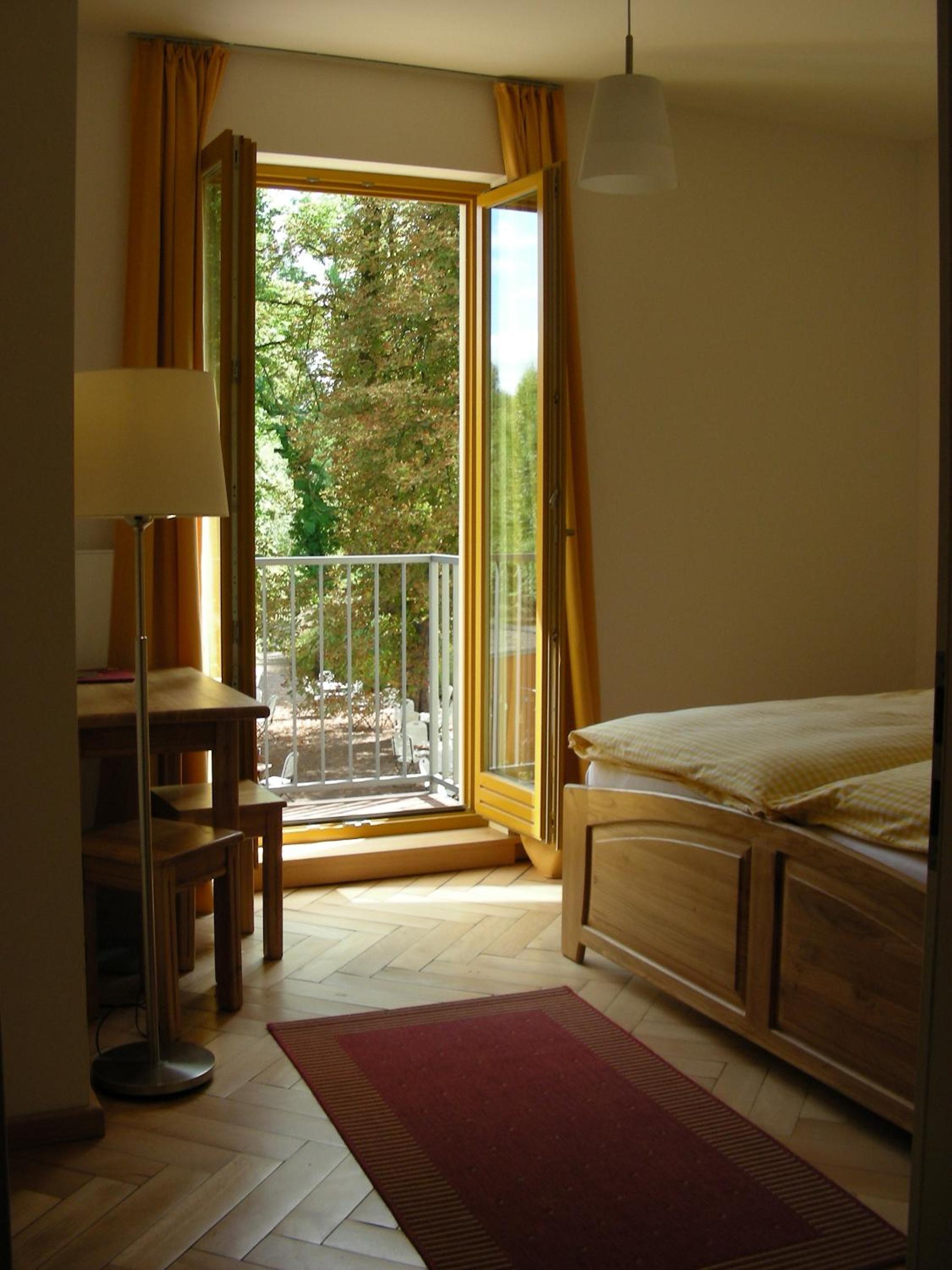 Double Room with Private Bathroom - Photo 4