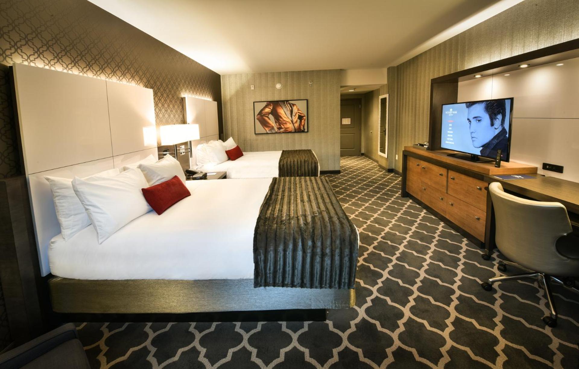 Queen Room with Two Queen Beds - Disability Access photo 3
