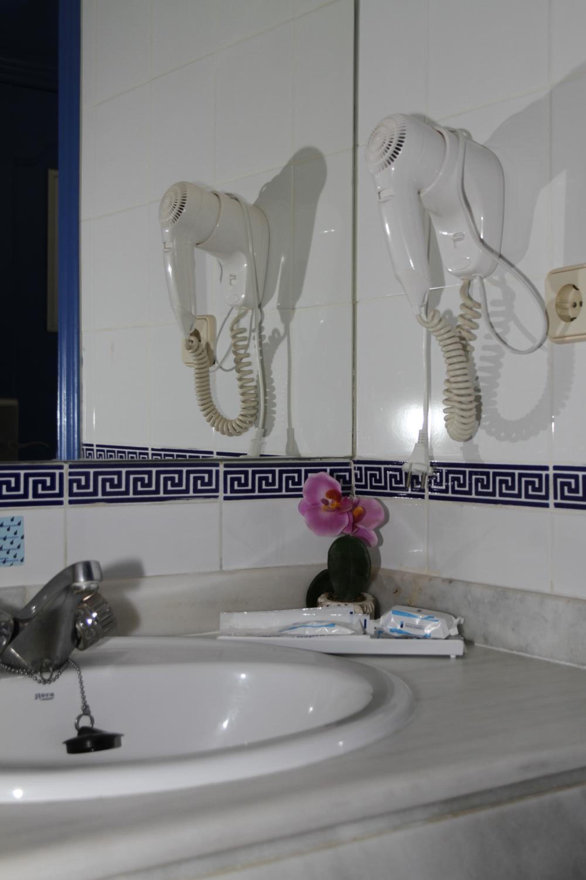 Double or Twin Room with Side Sea View photo 2