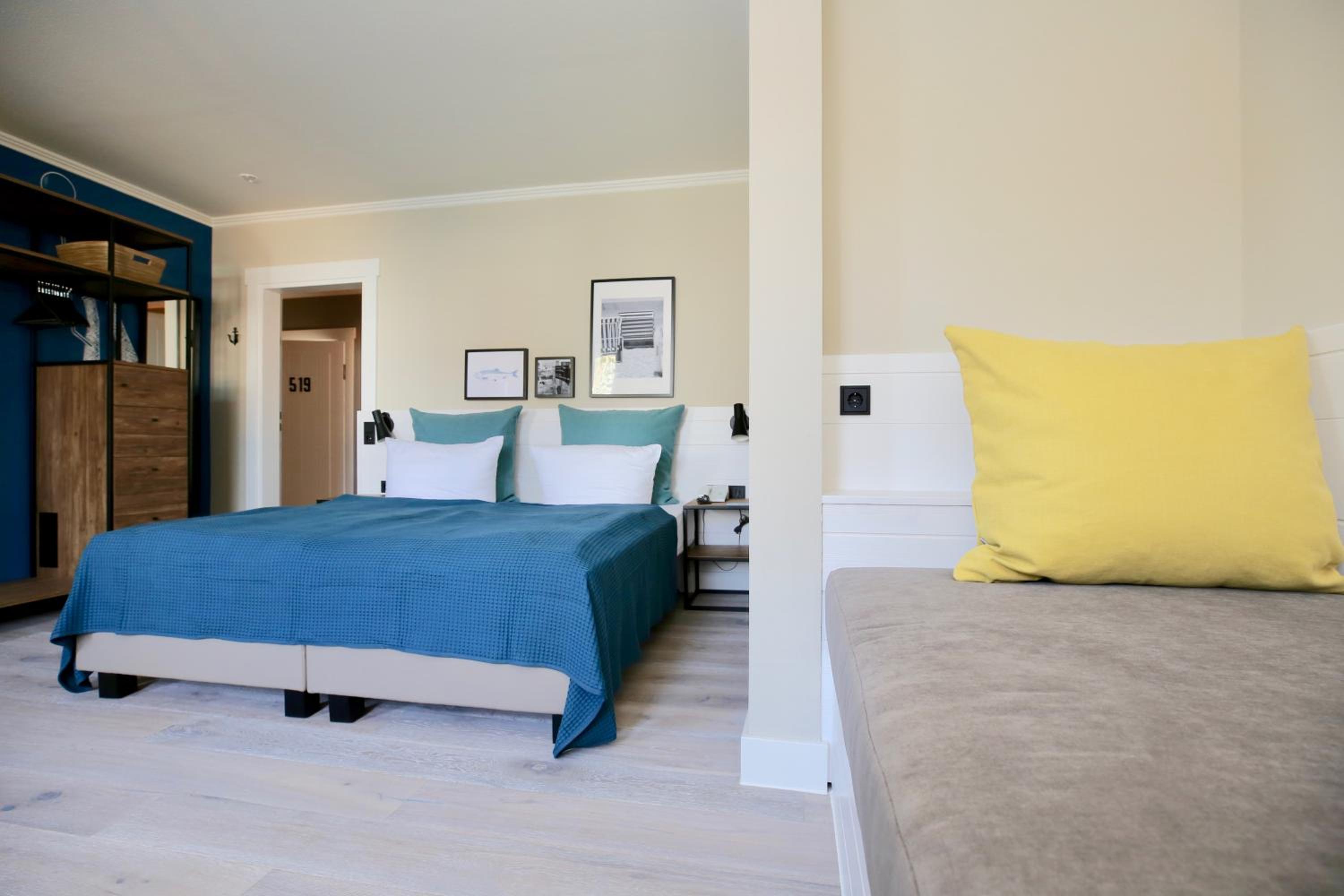 Large Double Room thumbnail 6