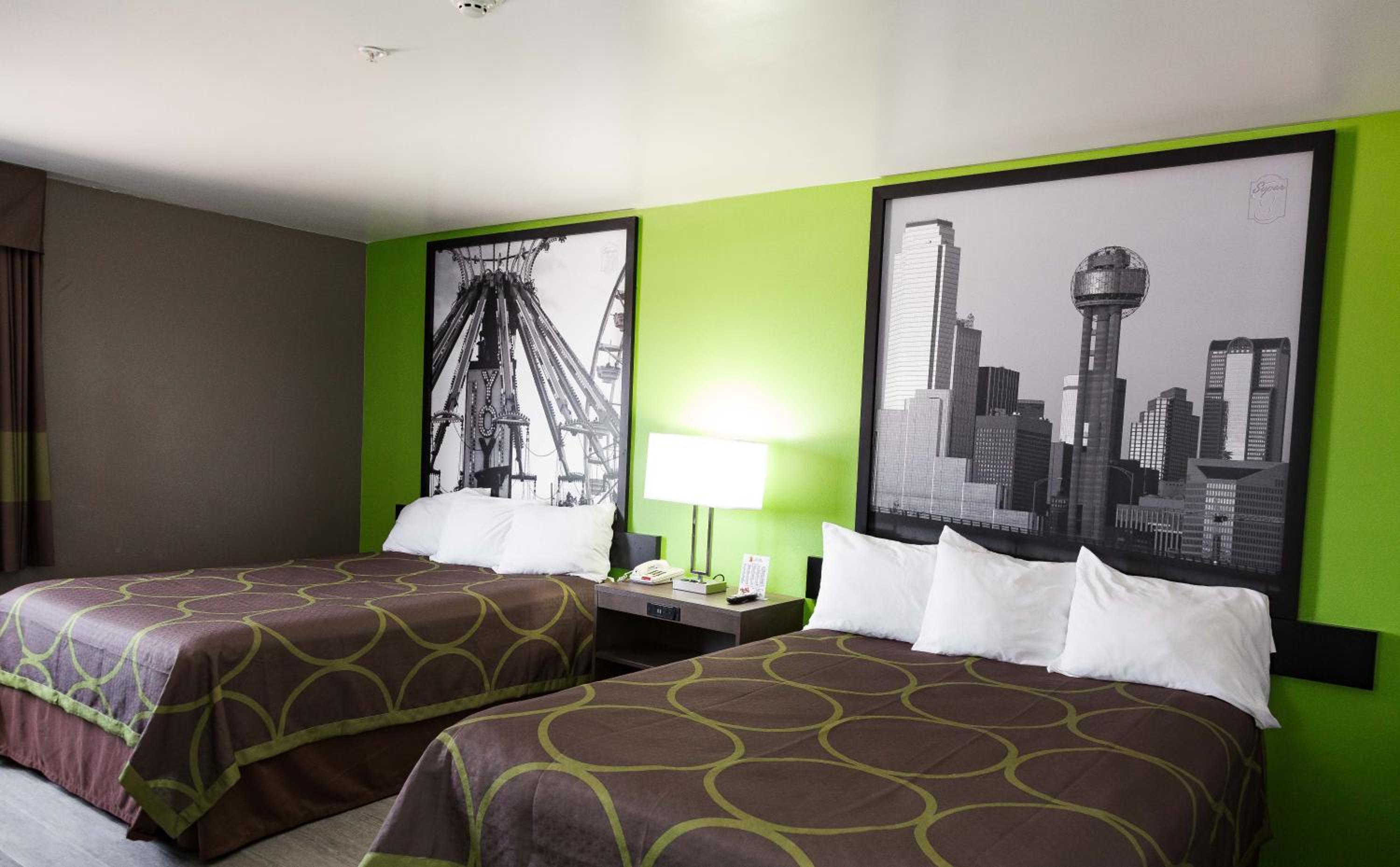 Queen Room with Two Queen Beds - Non-Smoking - Photo 3
