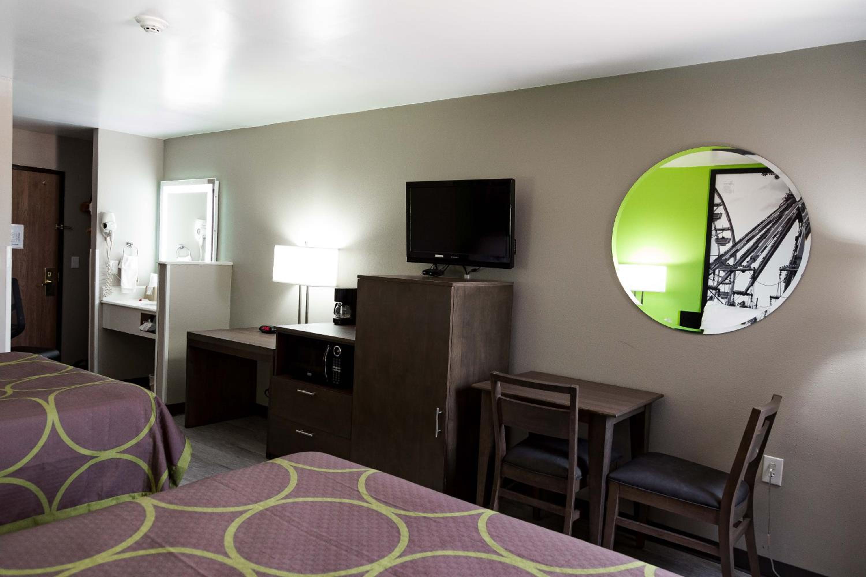 Queen Room with Two Queen Beds - Non-Smoking - Photo 2